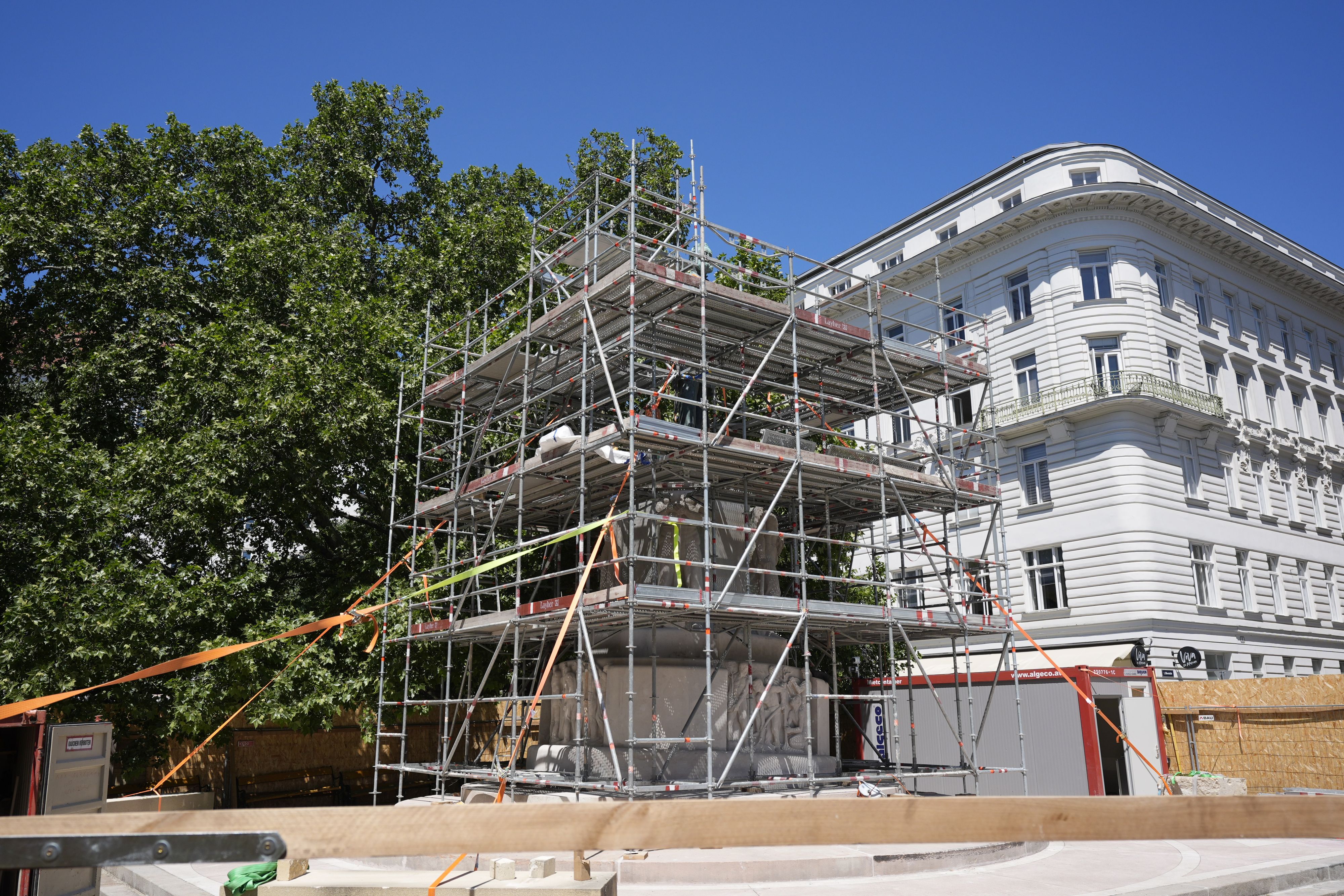Das umstrittene Lueger-Denkmal wurde nun wieder an seinem Platz in der Wiener Innenstadt aufgestellt.
