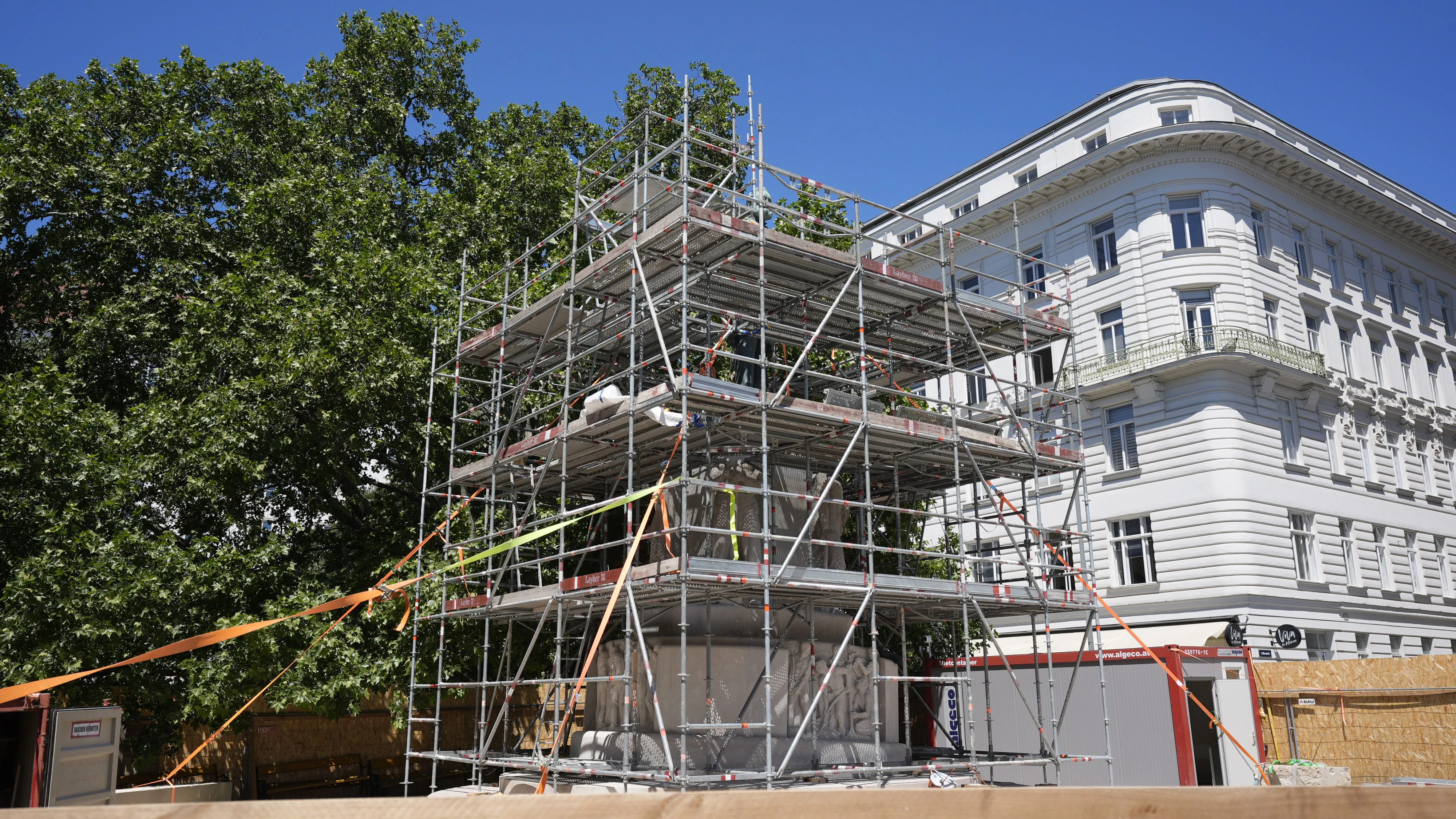 Das umstrittene Lueger-Denkmal wurde nun wieder an seinem Platz in der Wiener Innenstadt aufgestellt. Zur Kontextualisierung ist es bereits um 3,5 Grad gekippt – was beim Betrachter ein Gefühl von Unwohlsein und Störung hervorrufen soll. Noch sind Denkmal und Sockel noch eingerüstet, ein Bauzaun schirmt das Denkmal weitläufig ab.