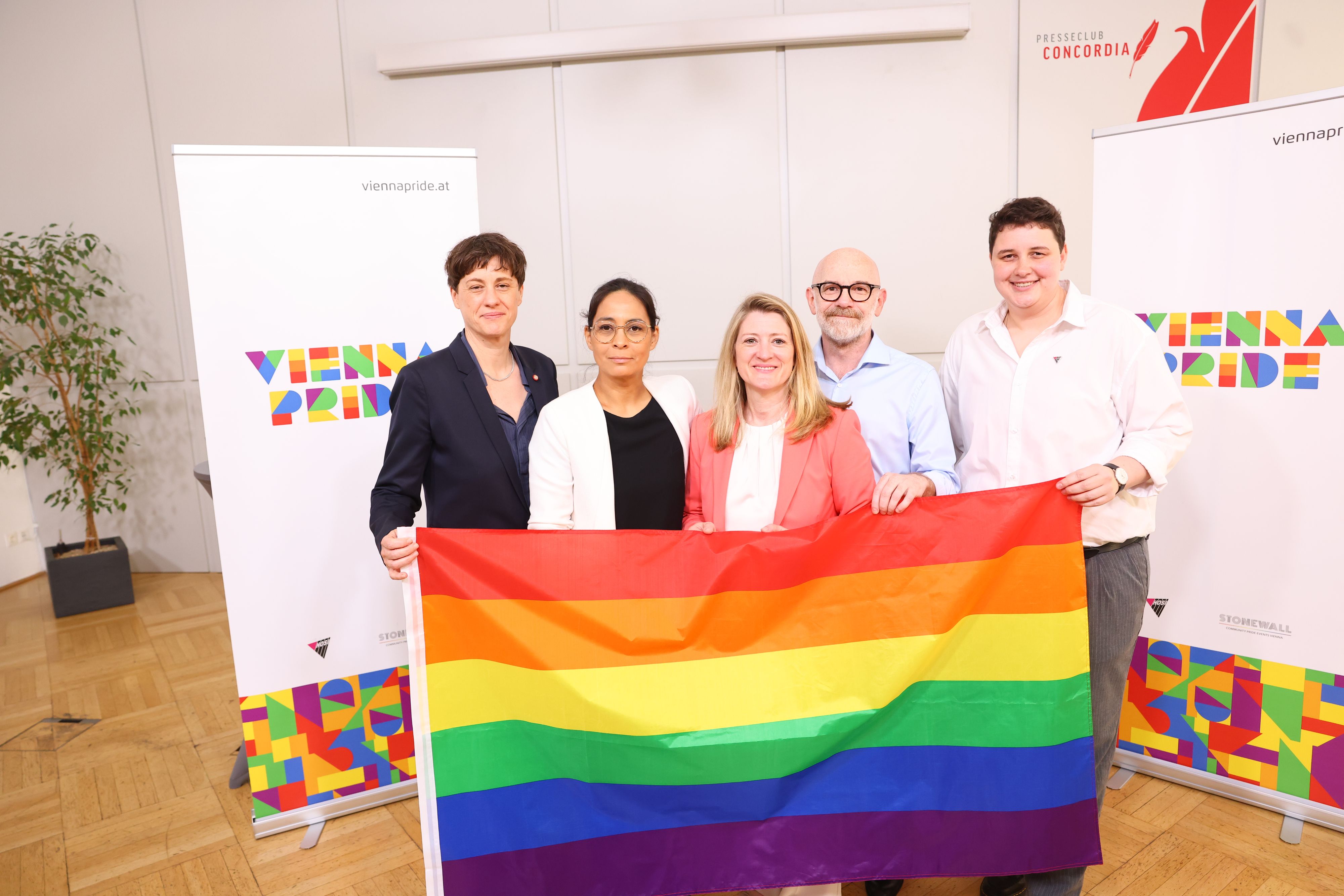 Katharina Kacerovsky-Strobl, Geschäftsführerin der Stonewall GmbH und Veranstalterin der Vienna Pride, Ann-Sophie Otte, Obfrau der HOSI Wien, Vizebürgermeisterin Bettina Emmerling (NEOS) sowie Gemeinderätin Susanne Haase (SPÖ) präsentierten das Pride-Programm 2026.