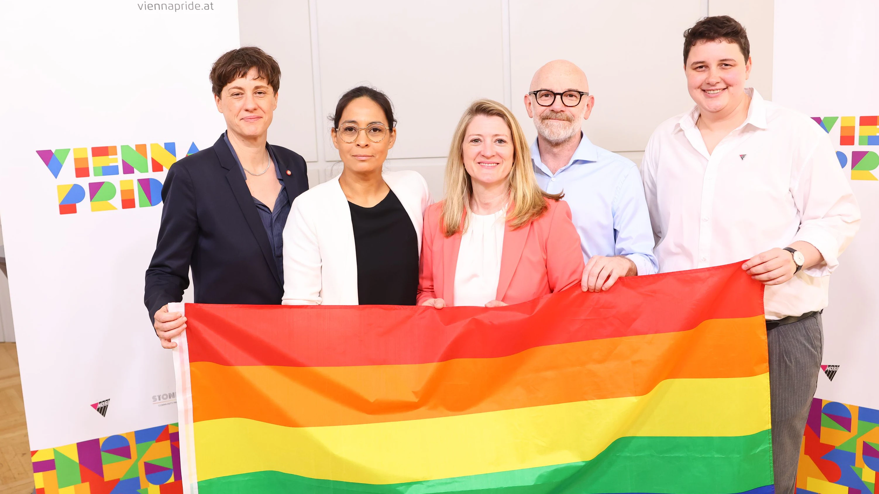 Katharina Kacerovsky-Strobl, Geschäftsführerin der Stonewall GmbH und Veranstalterin der Vienna Pride, Ann-Sophie Otte, Obfrau der HOSI Wien, Vizebürgermeisterin Bettina Emmerling (NEOS) sowie Gemeinderätin Susanne Haase (SPÖ) präsentierten das Pride-Programm 2026.