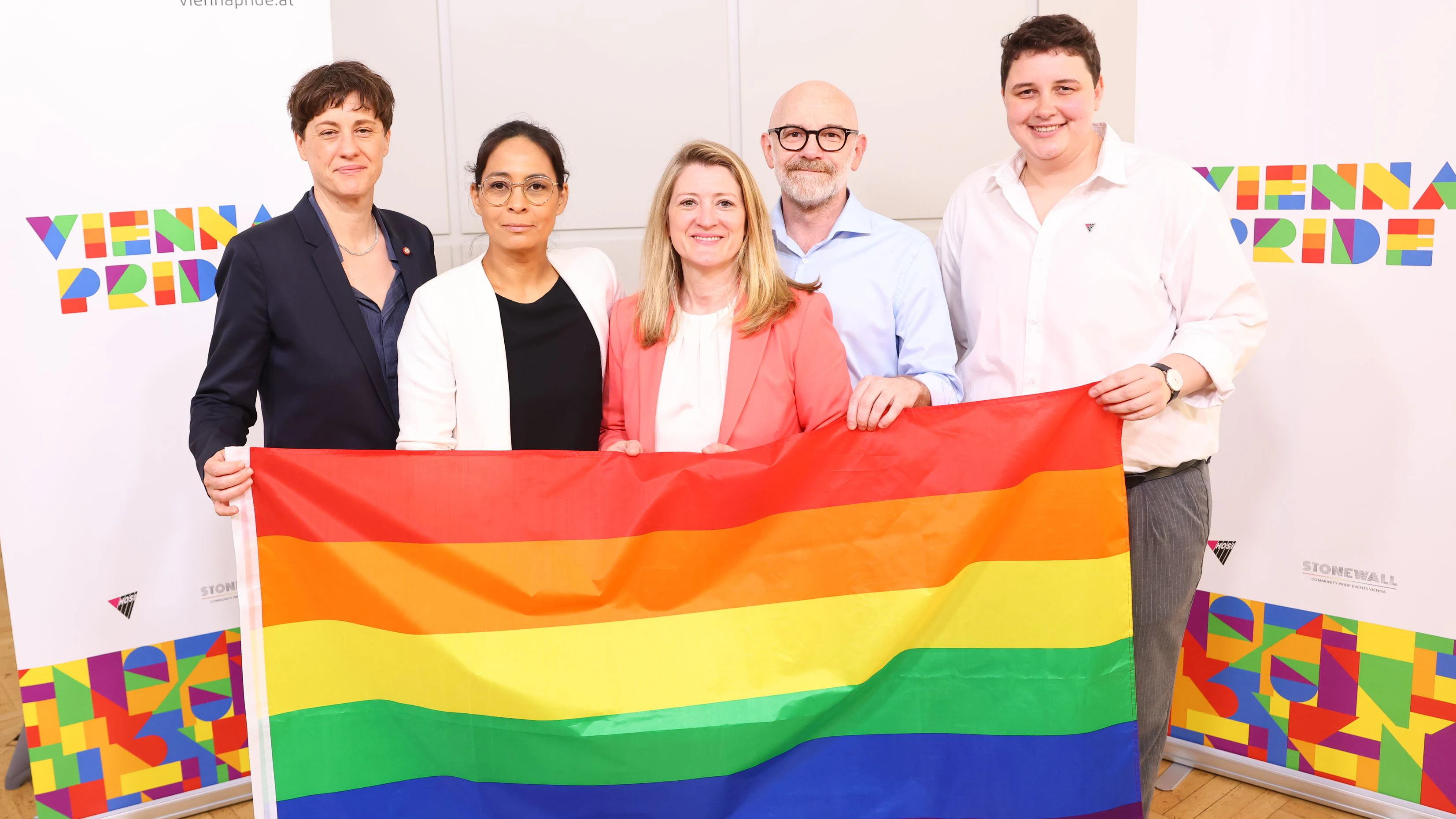 Katharina Kacerovsky-Strobl, Geschäftsführerin der Stonewall GmbH und Veranstalterin der Vienna Pride, Ann-Sophie Otte, Obfrau der HOSI Wien, Vizebürgermeisterin Bettina Emmerling (NEOS) sowie Gemeinderätin Susanne Haase (SPÖ) präsentierten das Pride-Programm 2026.