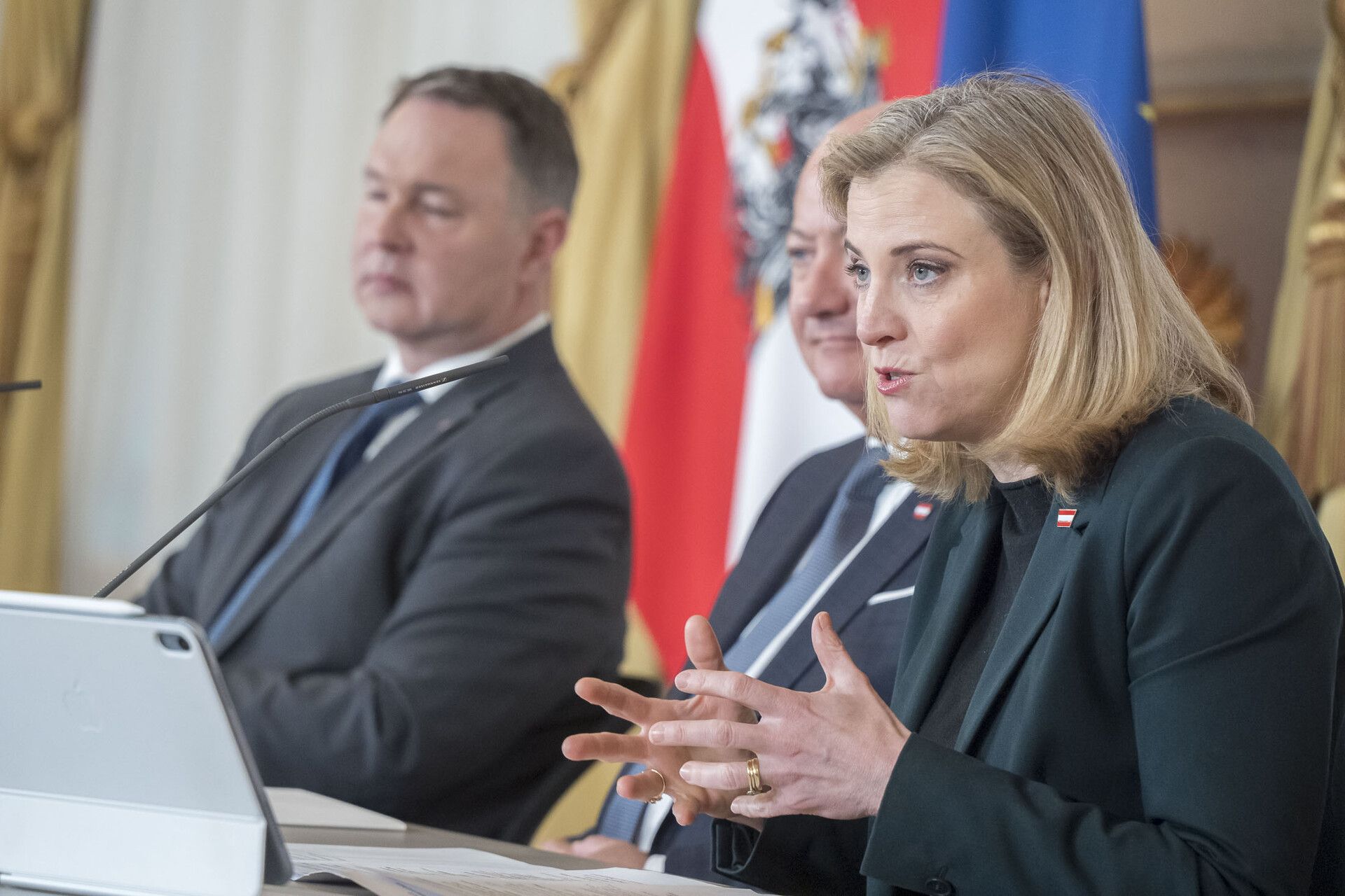 Gesamtkosten inkl. Überstunden: Über 10 Millionen Euro– so viel gaben die Ministerien im ersten Quartal 2026 aus.