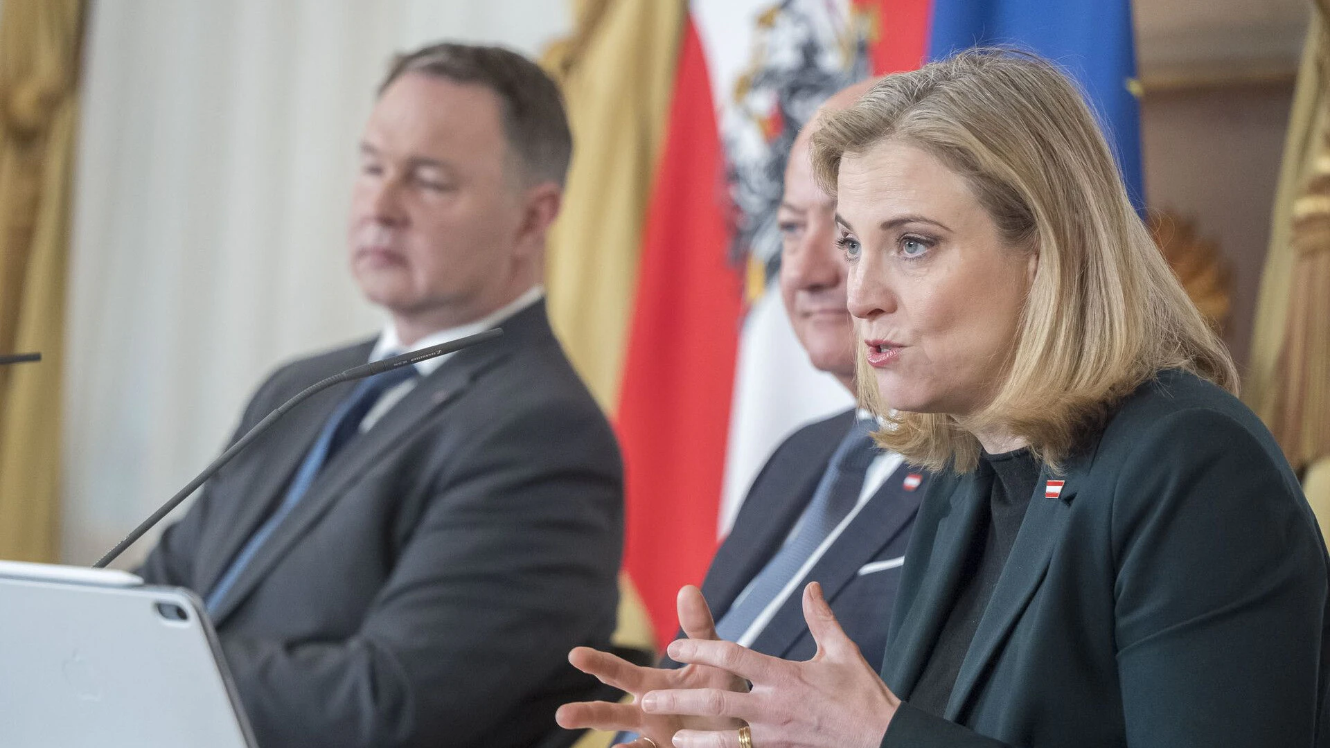 Gesamtkosten inkl. Überstunden: 9.009.668 Euro (also 3 Millionen Euro pro Monat) -soviel gaben die Ministerien im ersten Quartal 2026 aus.