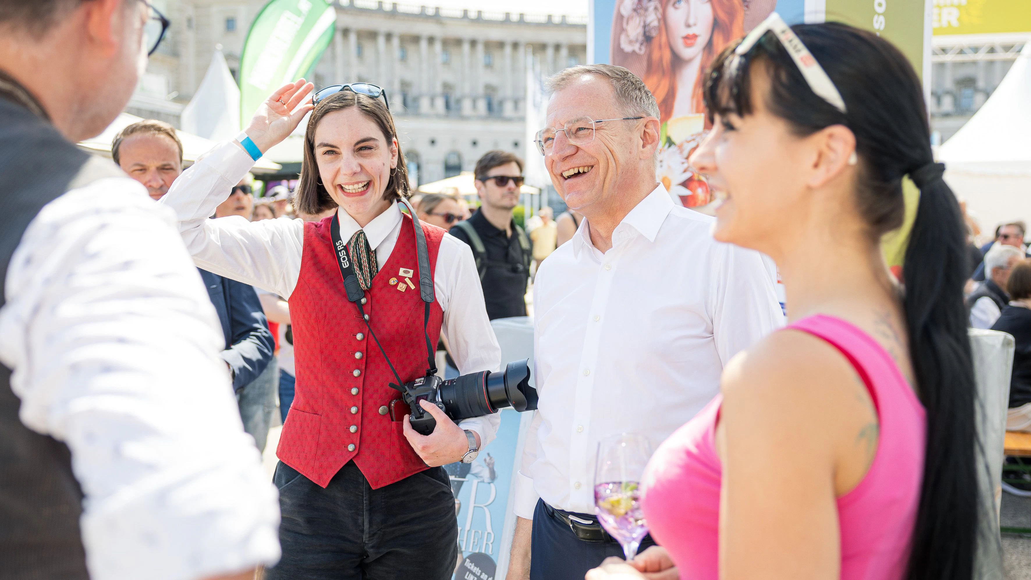 Am 29. und 30. Mai 2026 ist es wieder so weit: Oberösterreich lädt zum Genuss- und Erlebnisfestival „Sommerfrische“ auf den Wiener Heldenplatz. Zwei Tage, um den Charme, Köstlichkeiten und Kultur Oberösterreichs im Herzen der Bundeshauptstadt zu entdecken.