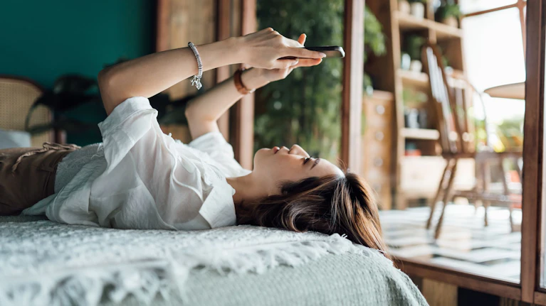 Die Hälfte aller Singles in Österreich unter 35 nutzt Tinder & Co. Aber immer mehr Studien belegen, dass dauerhaftes Swipen für Stress und Frustration sorgen. Fachleute sprechen von 