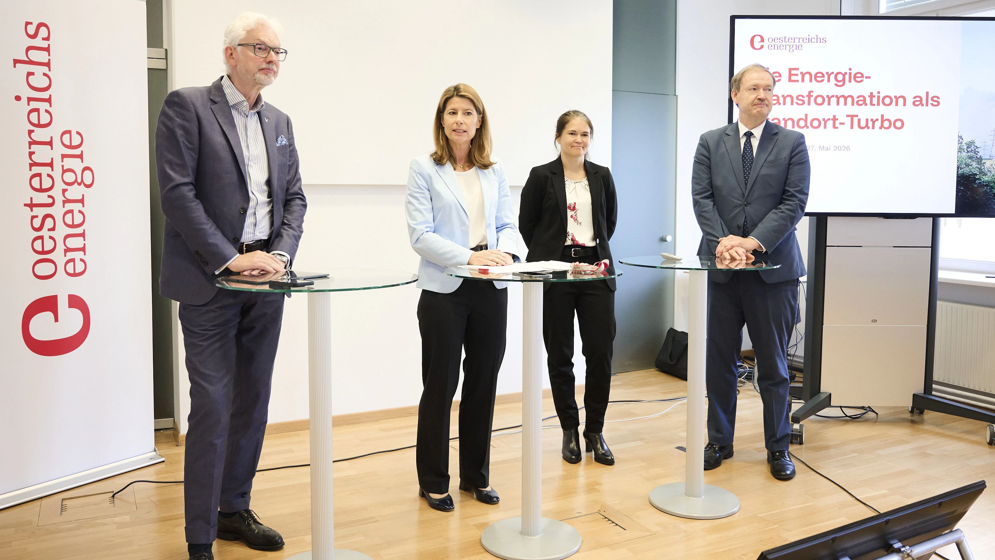 v.l.n.r.: <strong>Michael Strugl</strong>, Präsident Oesterreichs Energie; <strong>Barbara Schmidt</strong>, Generalsekretärin Oesterreichs Energie; <strong>Tara Esterl</strong>, Studienautorin, Austrian Institute of Technology; <strong>Christian Helmenstein</strong>, Studienautor, Economica Institut für Wirtschaftsforschung.