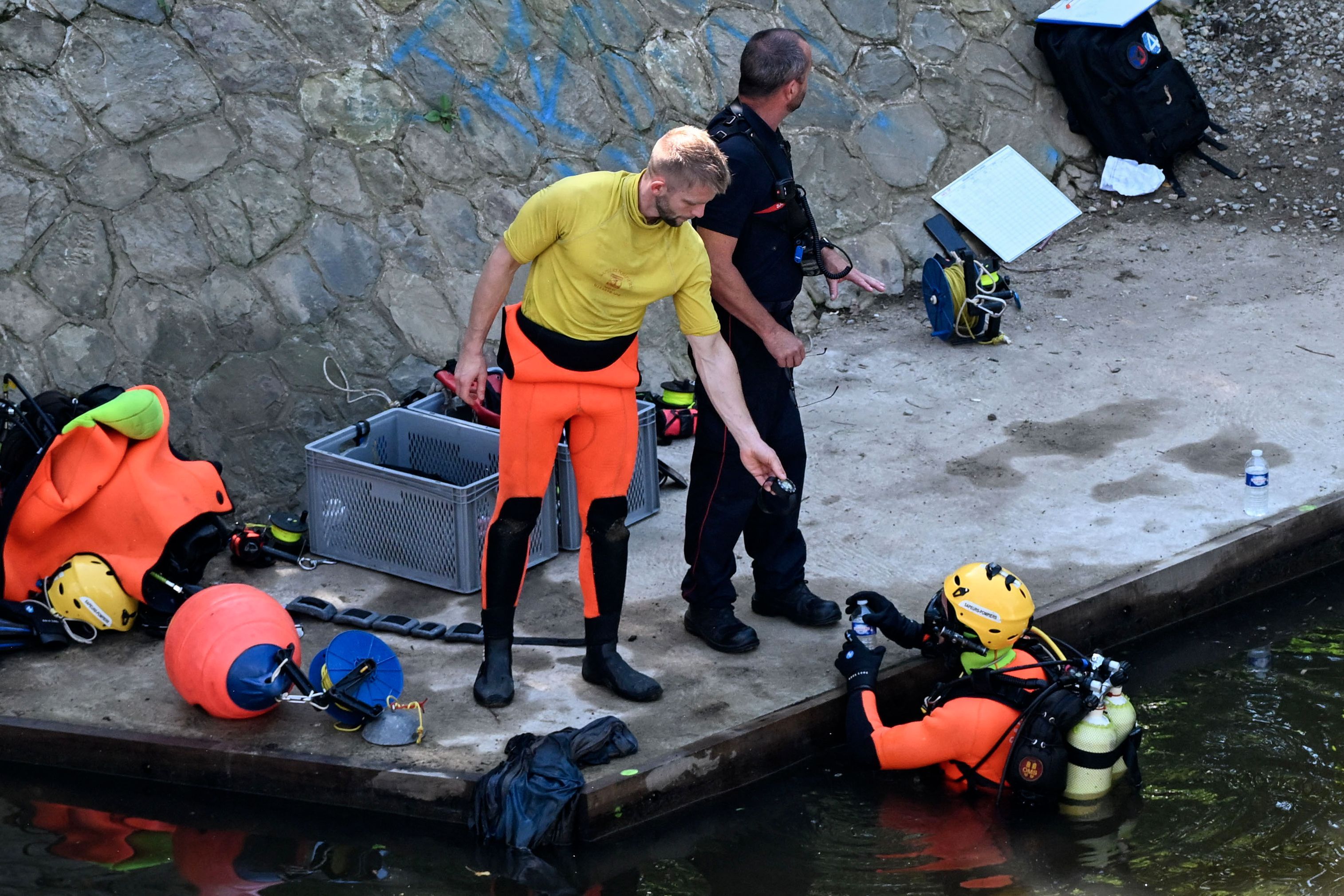 Tatort-Taucher am Fluss Vilaine in Rennes, Frankreich, am 25. Mai 2026. Tags zuvor war dort ein Elfjähriger tot aufgefunden worden – er wurde ermordet.