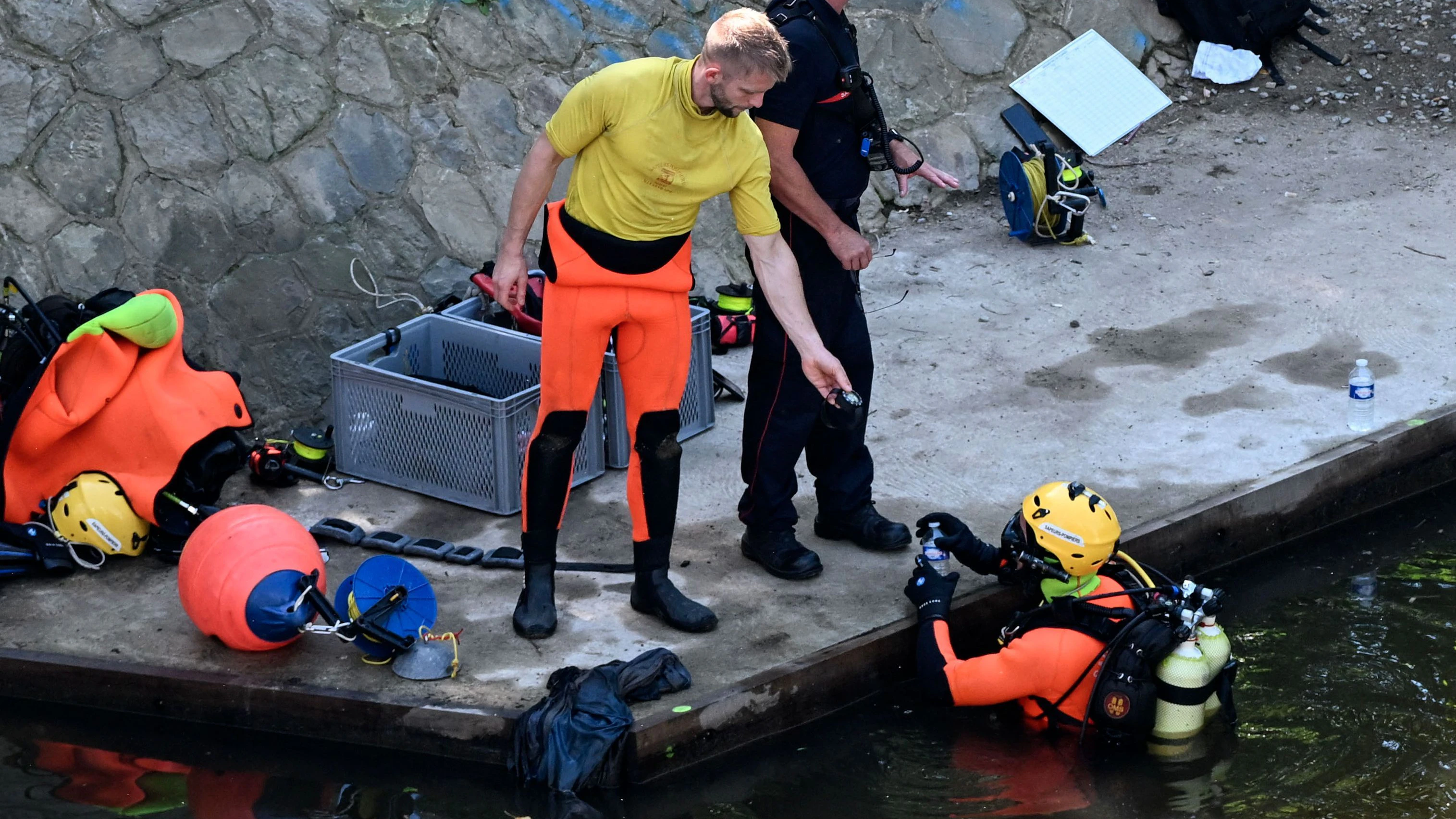 Divers search for evidences in the Vilaine river near the site where the body of a 12-year-old boy was found dead the day before in Rennes on May 25, 2026. A 16-year-old boy was arrested following the discovery of the body, with a wet bath towel "tied very tightly around his neck", according to the Rennes public prosecutor's office. (Photo by Sebastien Salom-Gomis / AFP)