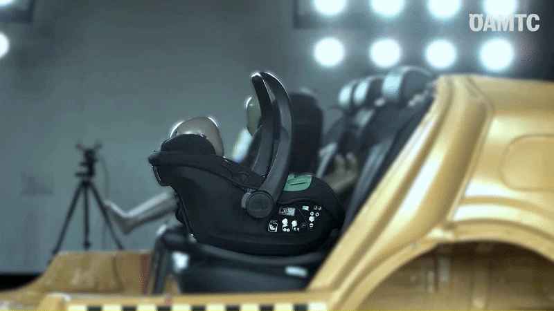 Heute.at - DIESER Kindersitz fliegt im Crashtest quer durchs Auto