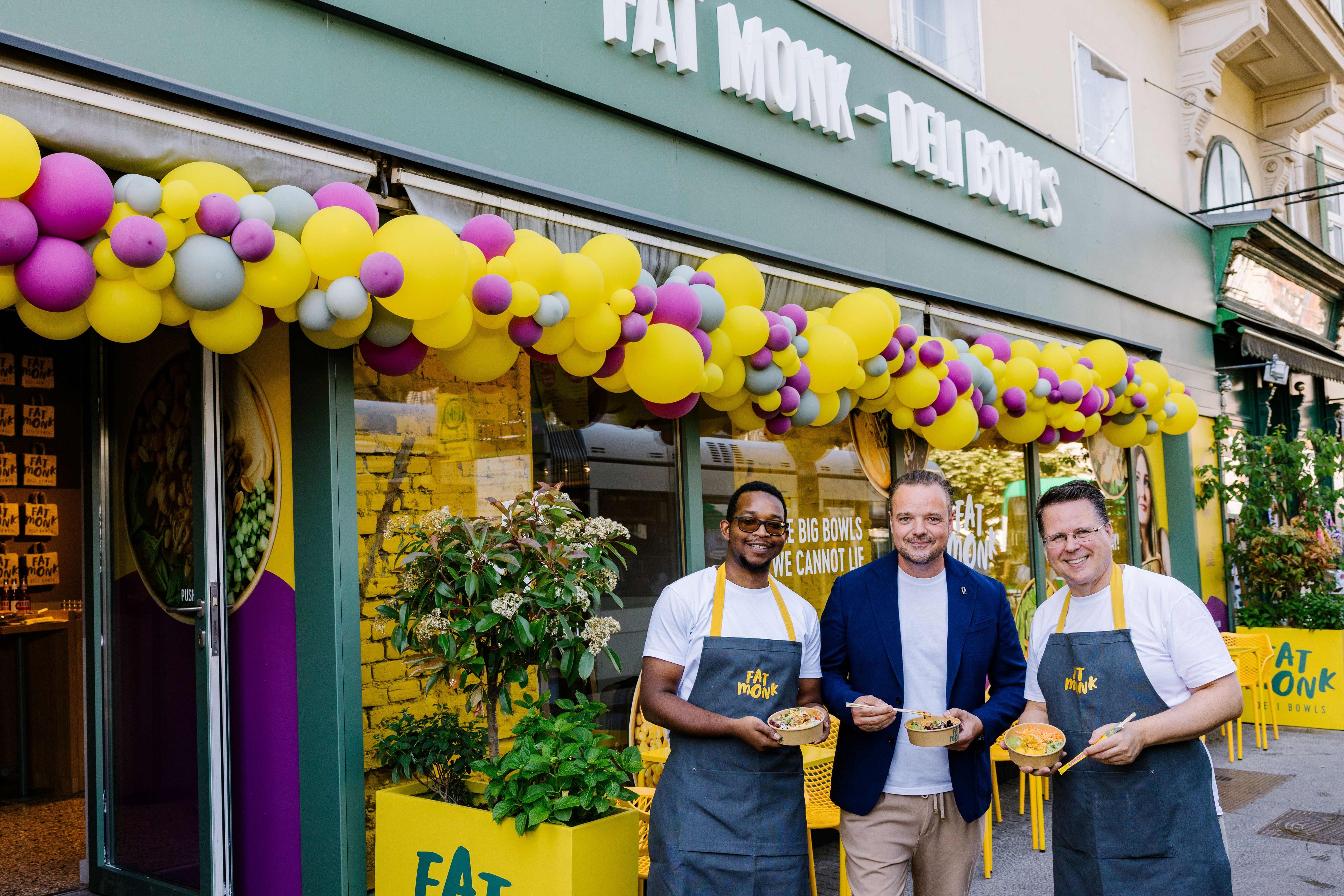 <strong>Melvin Duharte Gonzales</strong> (Store Manager, Fat Monk Graz), <strong>Philipp Zinggl</strong> (Chief Restaurant Officer, DoN group), <strong>Stefan Köhrl</strong> (Head of Operations, Fat Monk) bei der Eröffnung der Premieren-Filiale am Grieskai.