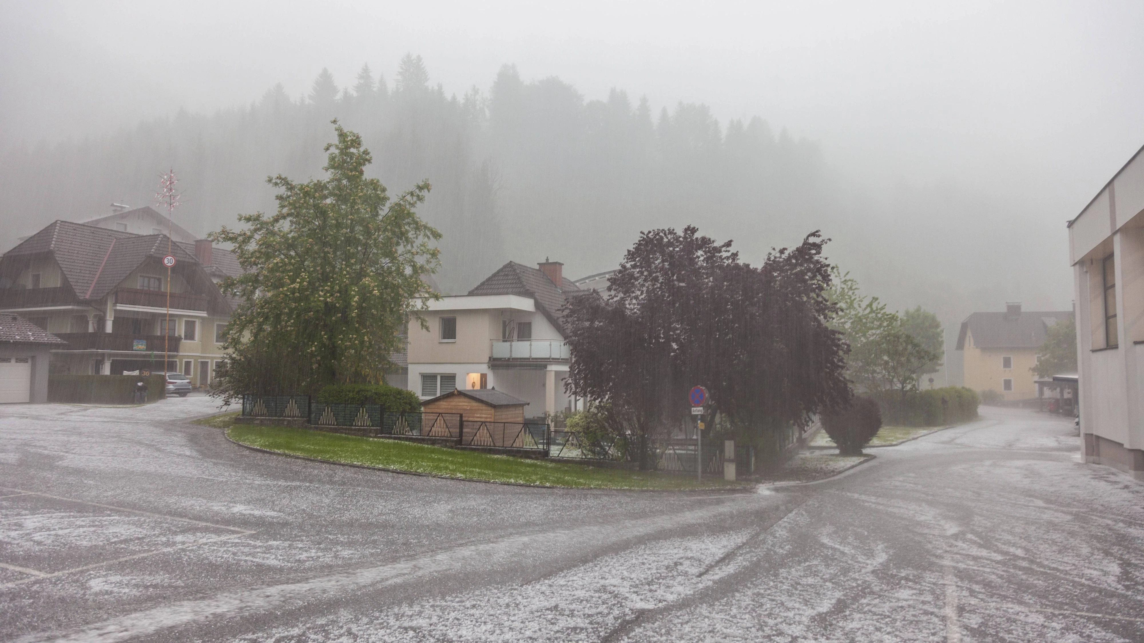 Ein Hagel-Gewitter zieht über Österreich.