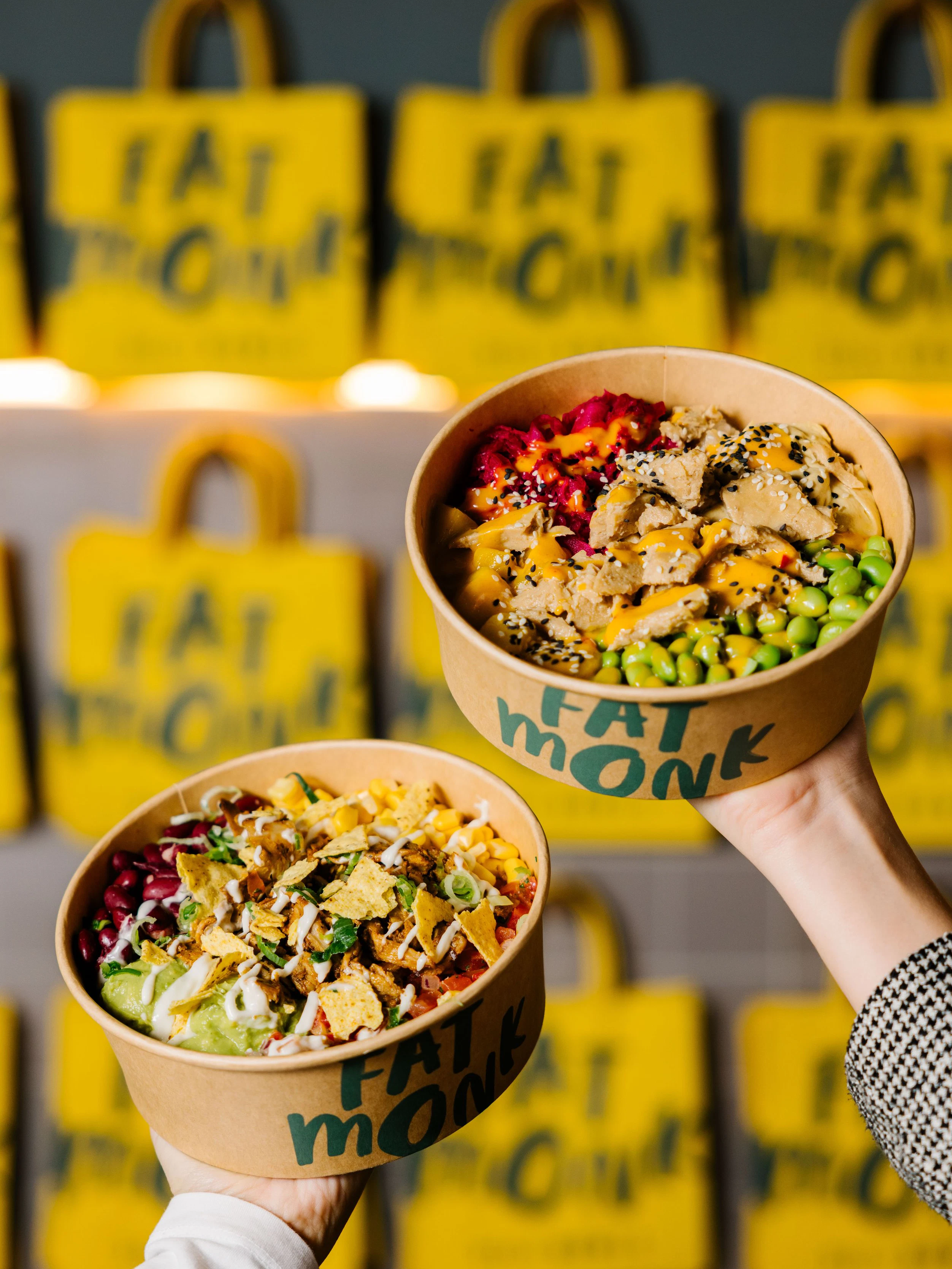 Bei Fat Monk können Gäste ihre Bowls selbst zusammenstellen oder aus fertigen Signature-Kreationen wählen.
