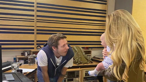"Back to work" für Chiara Pisati - ihr Sohn war auch im Studio dabei