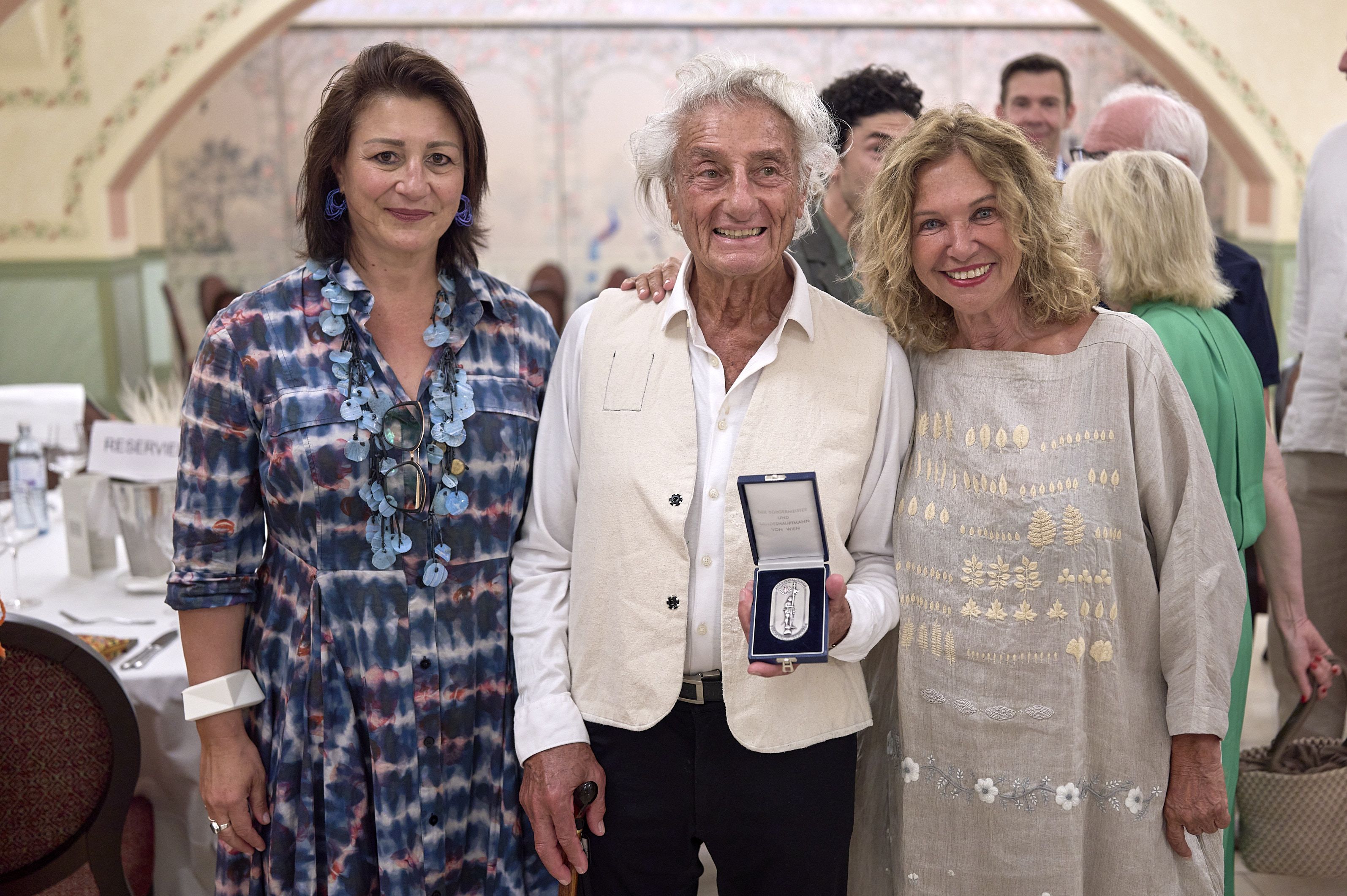 (v.l.) Kultur-Stadträtin Veronica Kaup-Hasler mit Samy Molcho und dessen Ehefrau Haya.