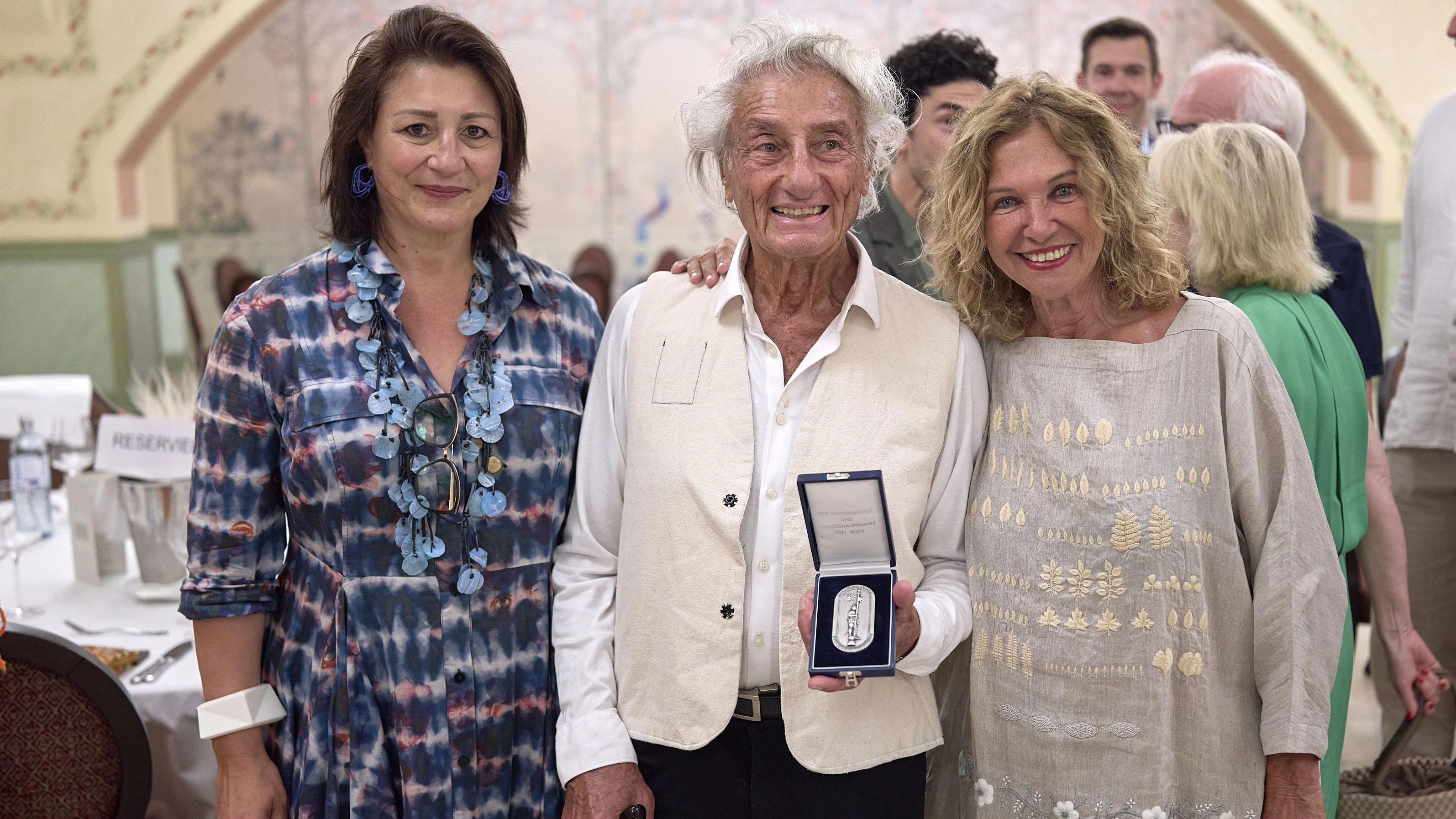 StRin Kaup-Hasler feiert den 90. Geburtstages von Samy Molcho im Rathauskeller - Salon Lehar