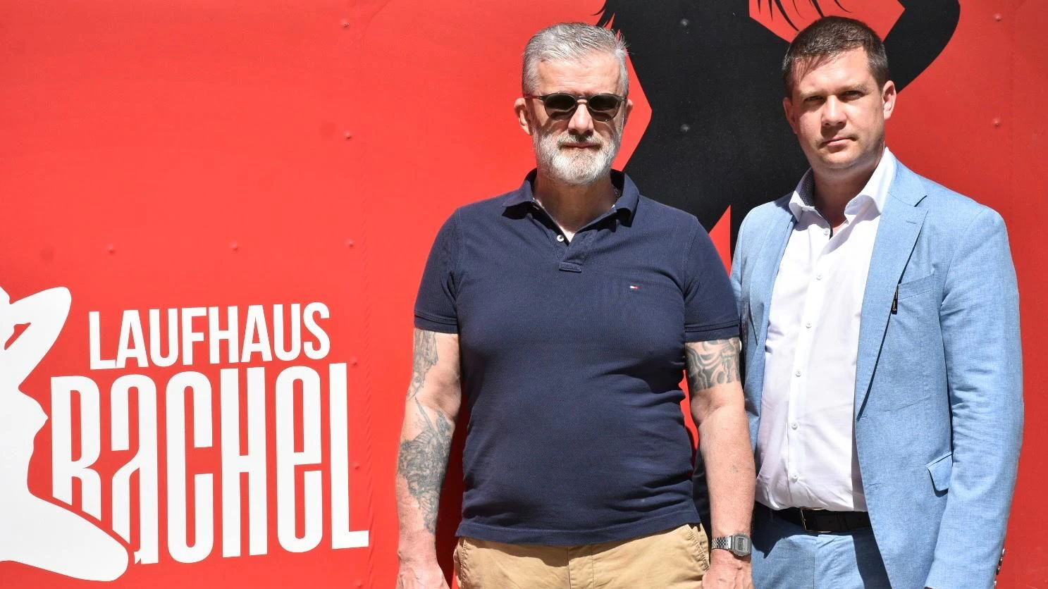 Harald "Harry" Hauke mit seinem Anwalt Mathias Burger vor dem Laufhaus Rachel.