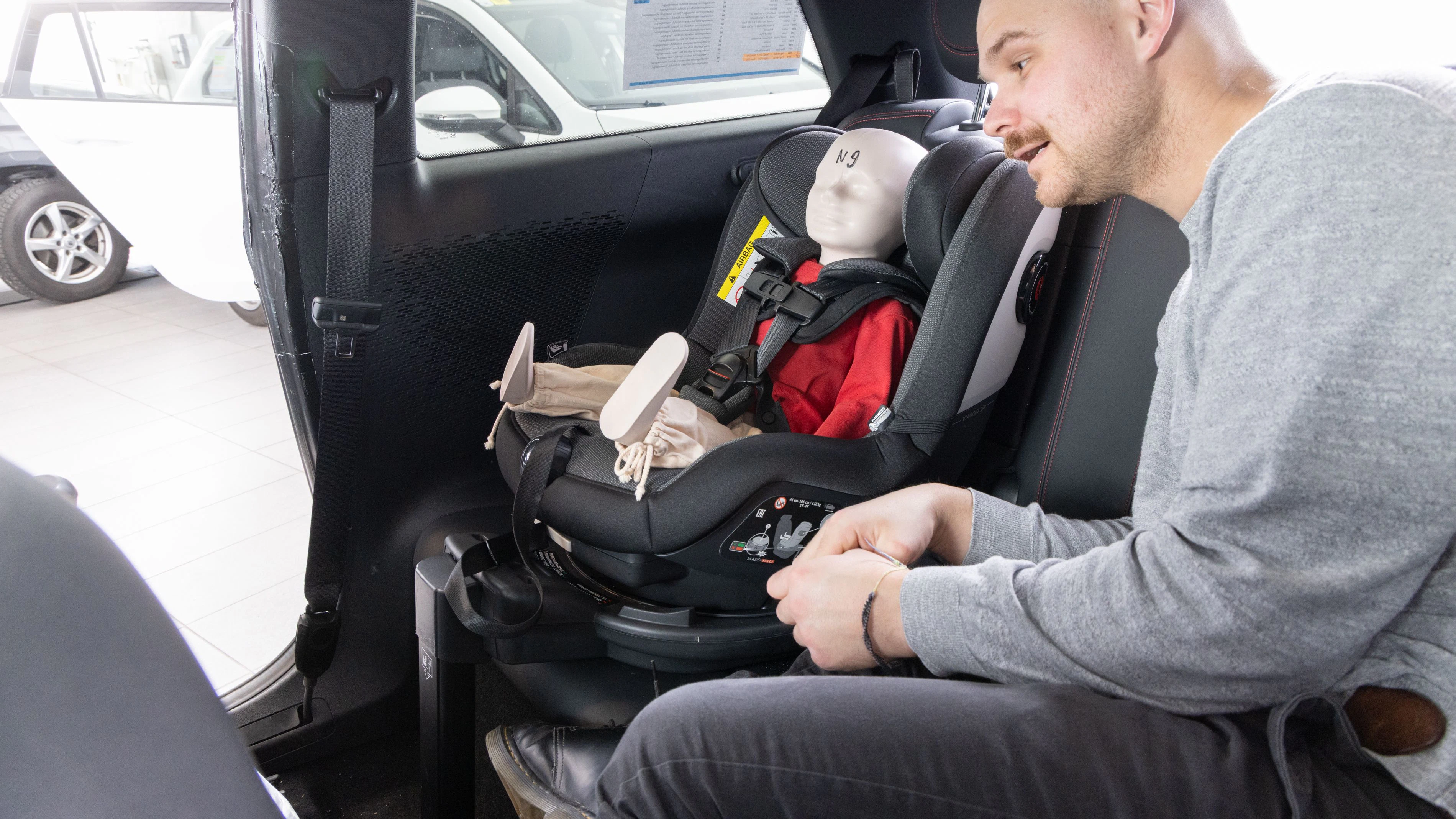 Insgesamt wurden 16 aktuelle Kindersitze im Crashtest geprüft.