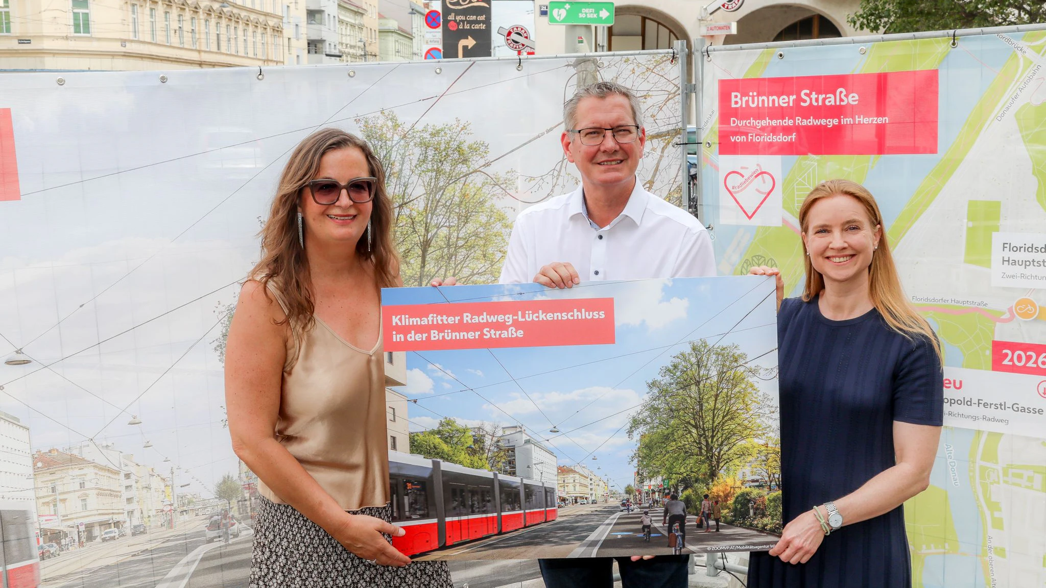 Planungsstadträtin Ulli Sima, Bezirkschef Georg Papai und Neos-Umweltsprecherin Angelika Pipal-Leixner in der Brünner Straße. 