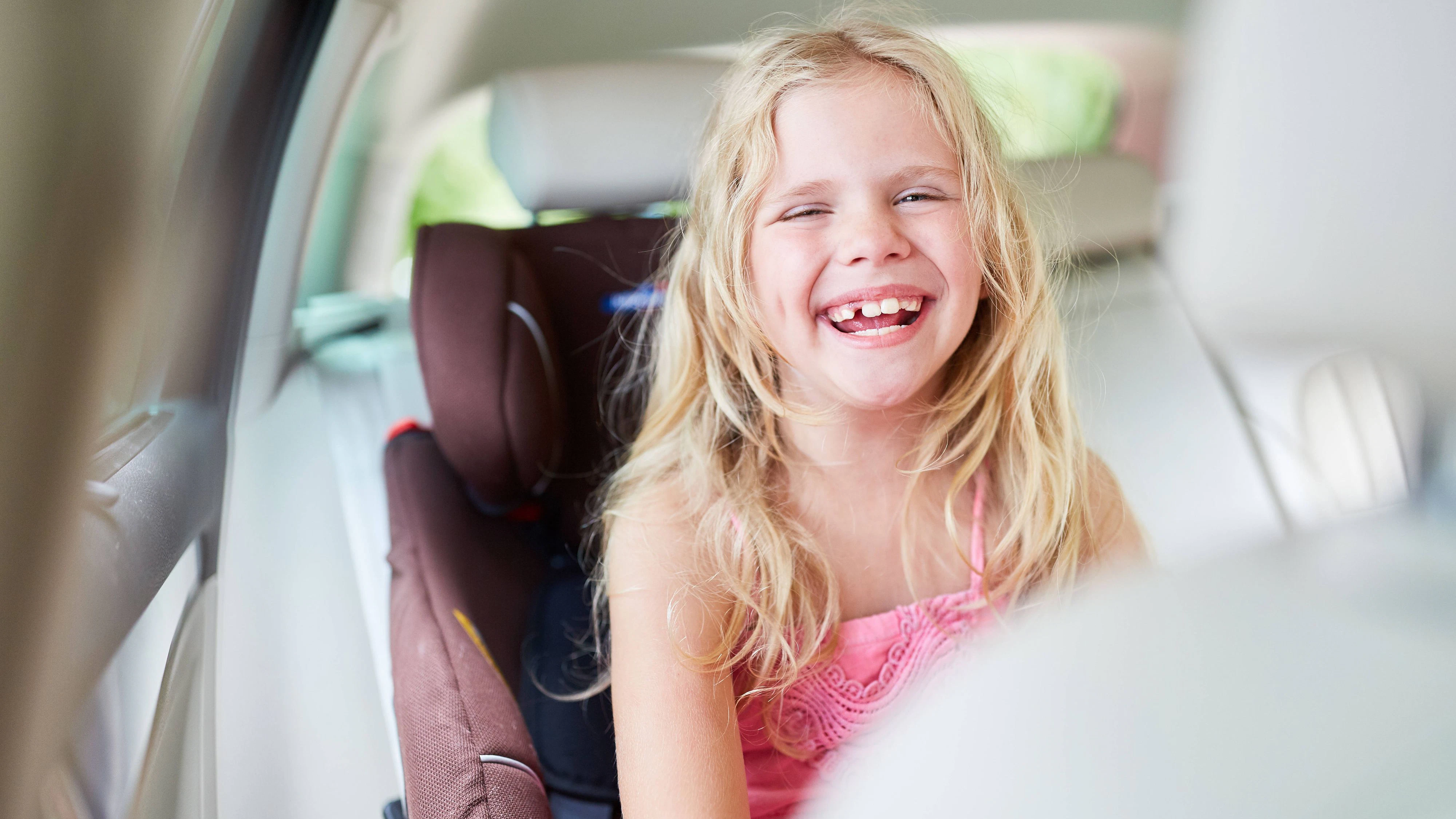 Lachendes blondes Mädchen im Kindersitz auf der Rückbank im Auto ,model released, Symbolfoto PUBLICATIONxINxGERxSUIxAUTxONLY Copyright: xZoonar.com/RobertxKneschkex 13531534 ,model released, Symbolfoto ,property released