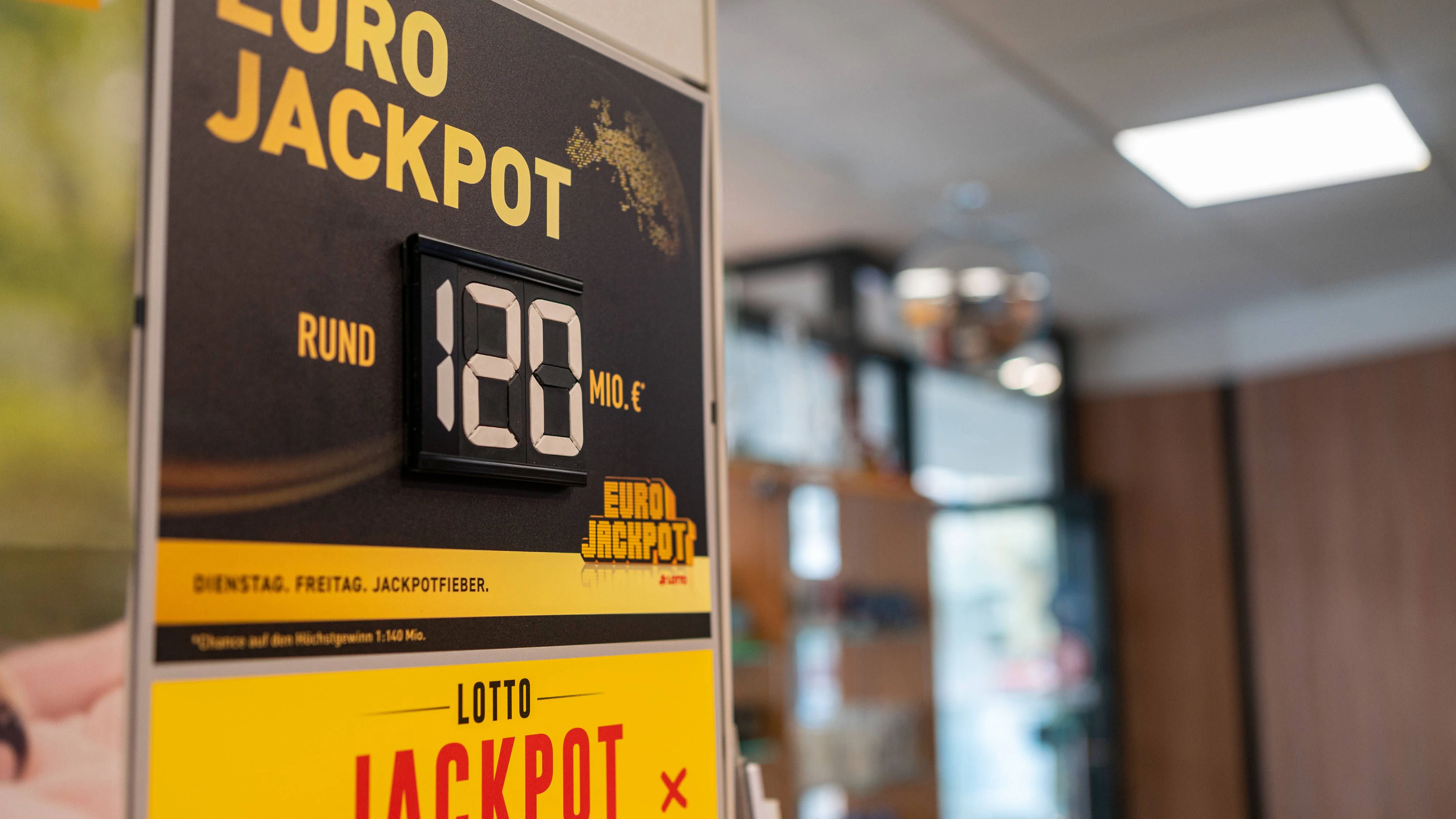 Feature Karstadt 19.06.2023, Limburg: Der Eurojackpot wurde die dreizehnte Ziehung in Folge nicht geknackt. Bei der aktuellen Ziehung am Dienstag liegen nun 120 Millionen Euro im Lostopf. Feature Symbolfoto / Illustrationsbild, Symbolbild. Limburg Hessen Germany *** Feature Karstadt 19 06 2023, Limburg The Eurojackpot was not cracked the thirteenth draw in a row In the current draw on Tuesday, there are now 120 million euros in the lottery pot Feature Symbol photo Illustration image, symbol image Limburg Hesse Germany
