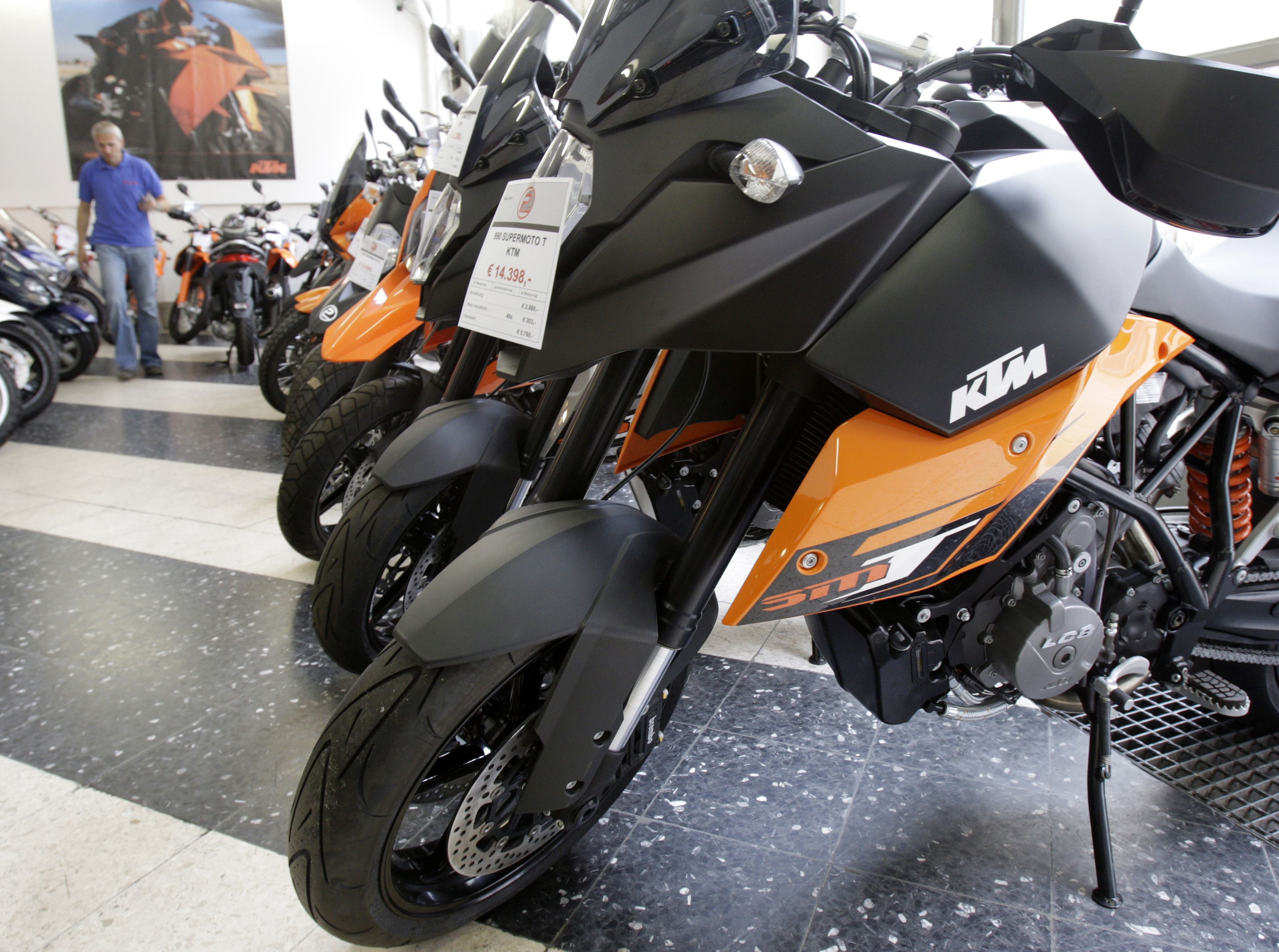Die KTM-Maschinen sollen gedrosselt zu den Händlern gekommen sein, wurden dort aber entdrosselt - von 15 auf 50 PS.