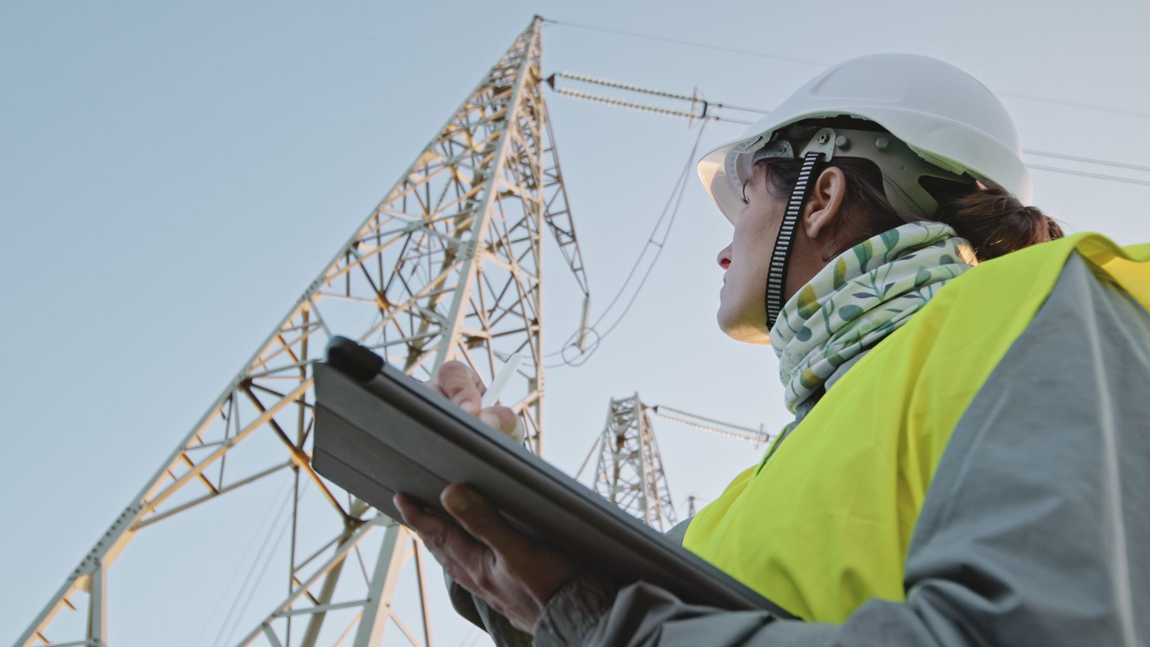 Das Energienetz muss ausgebaut werden. Solar und Wind könnten langfristig die Preis-Spirale abdämpfen.