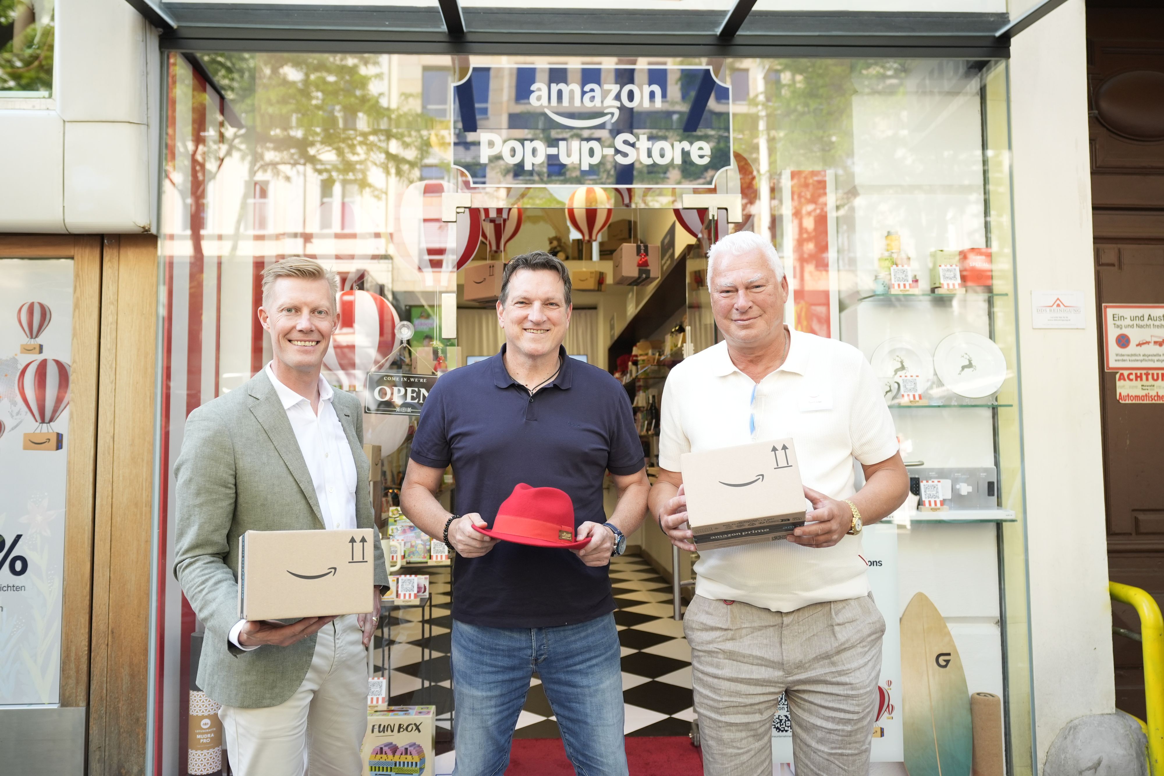 Yorck von Mirbach (Amazon Österreich Chef) mit den Österreich-Legenden Andi Herzog und Toni Polster.