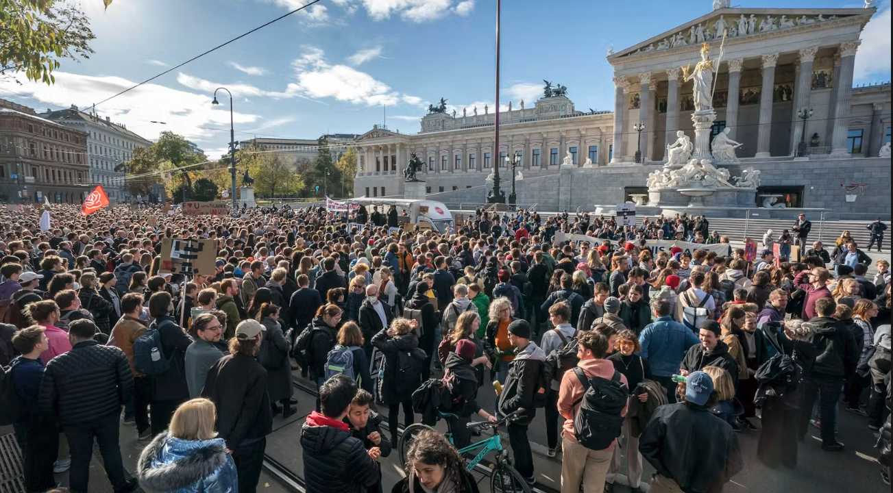 In der Wiener Innenstadt findet eine Großdemo gegen Sparmaßnahmen an den Universitäten statt. (Archivbild)