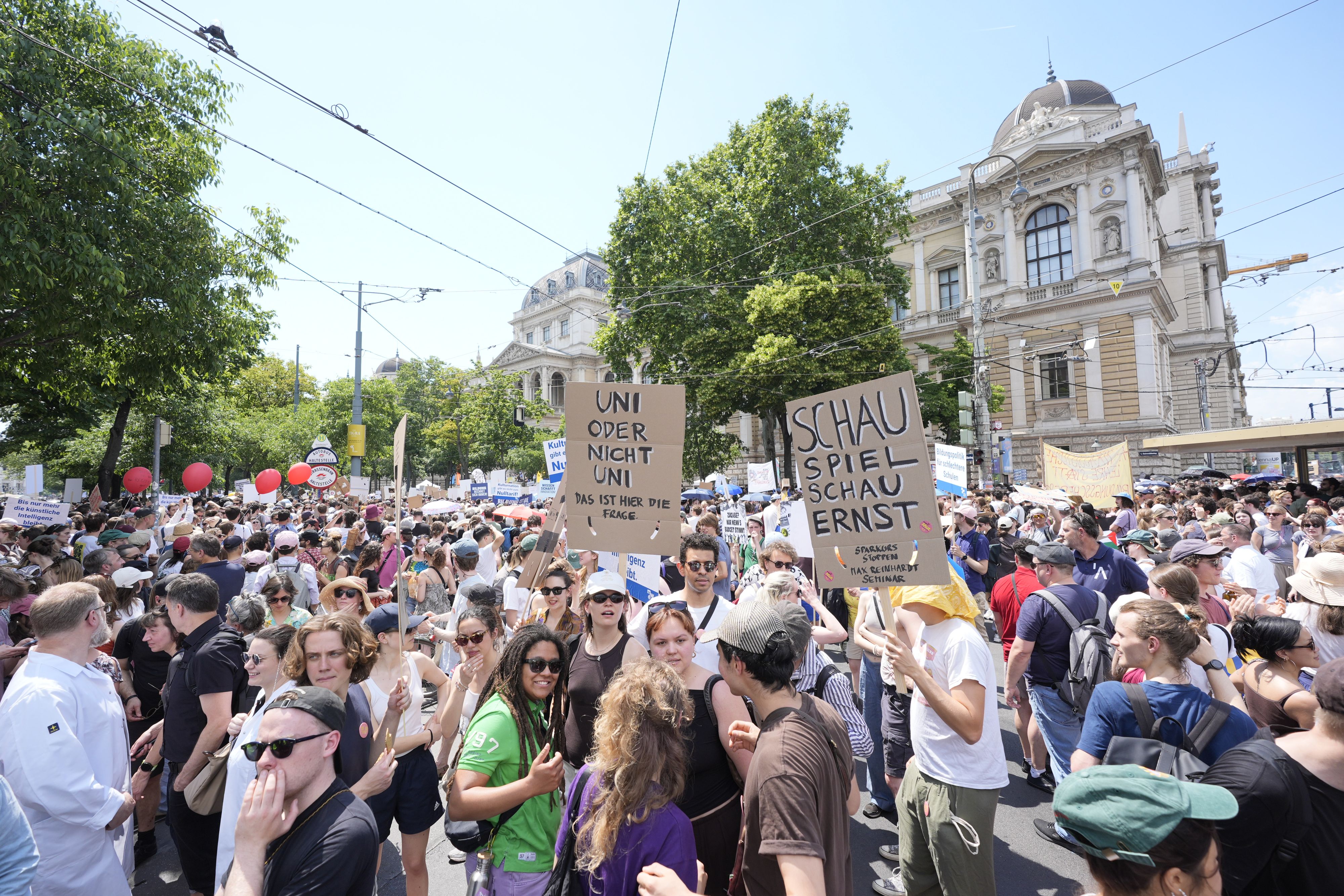 In der Wiener Innenstadt findet eine Großdemo gegen Sparmaßnahmen an den Universitäten statt-