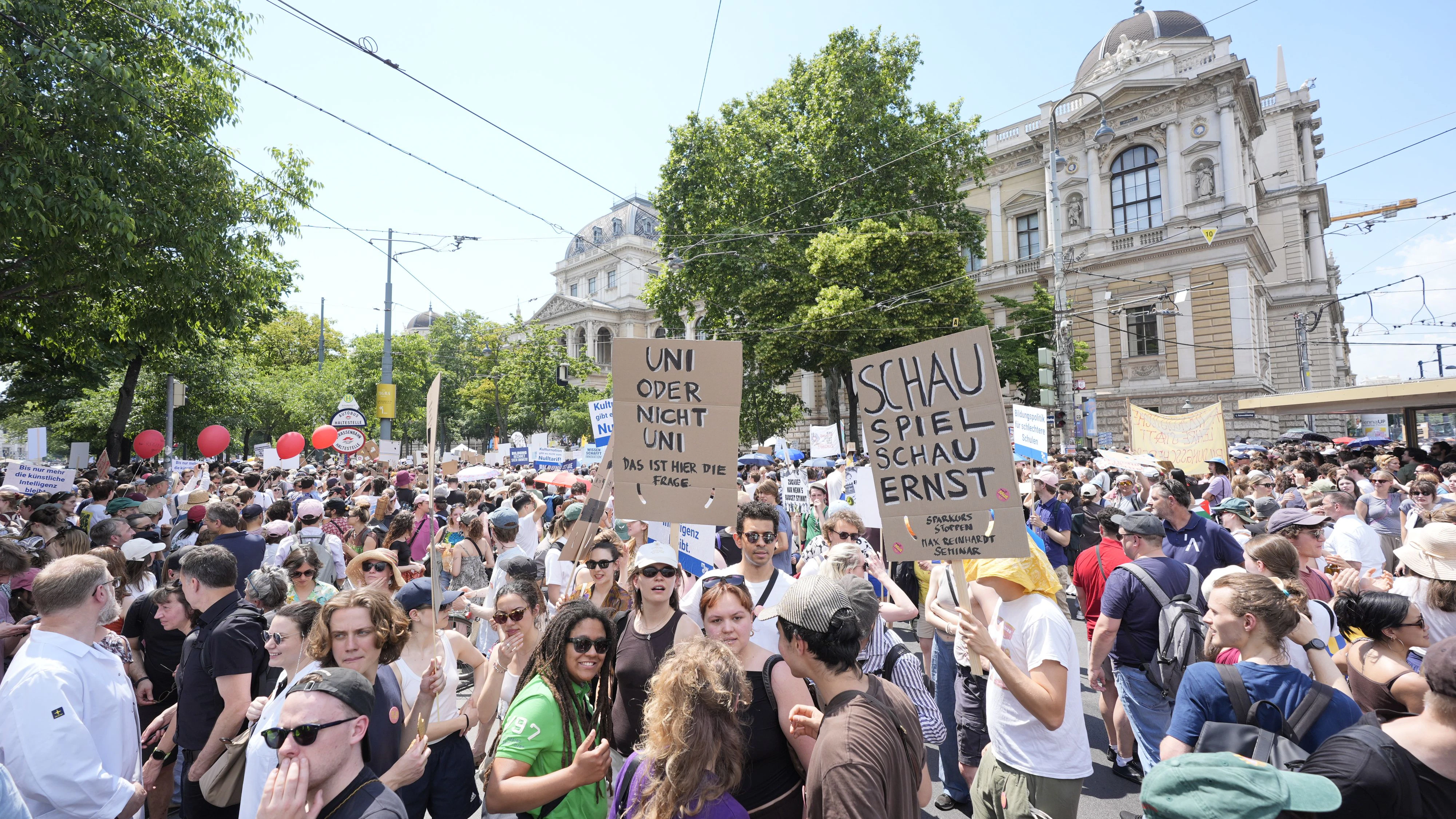 Heute.at - Chaos in der Wiener City – Jetzt startet Mega-Uni-Demo