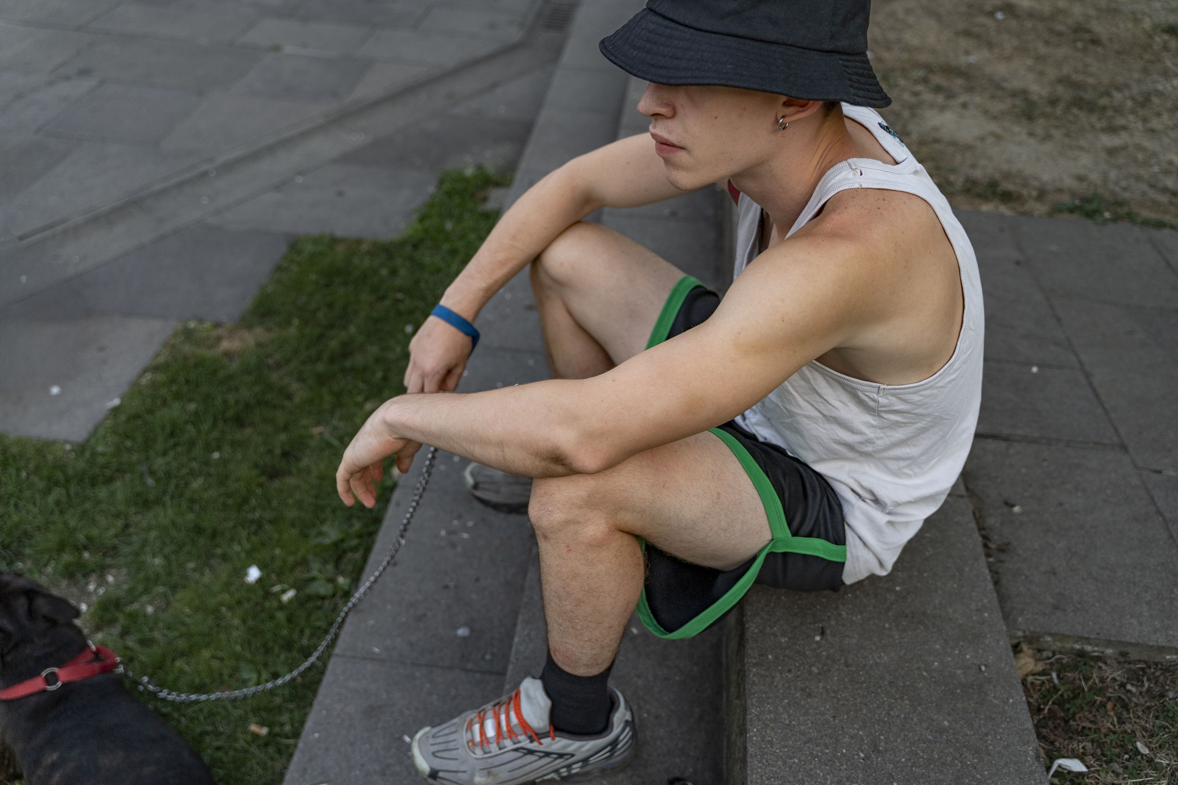 Kurze Hosen und Tanktop gelten als Sommerklassiker – sind bei Hitze aber nicht immer die beste Wahl.