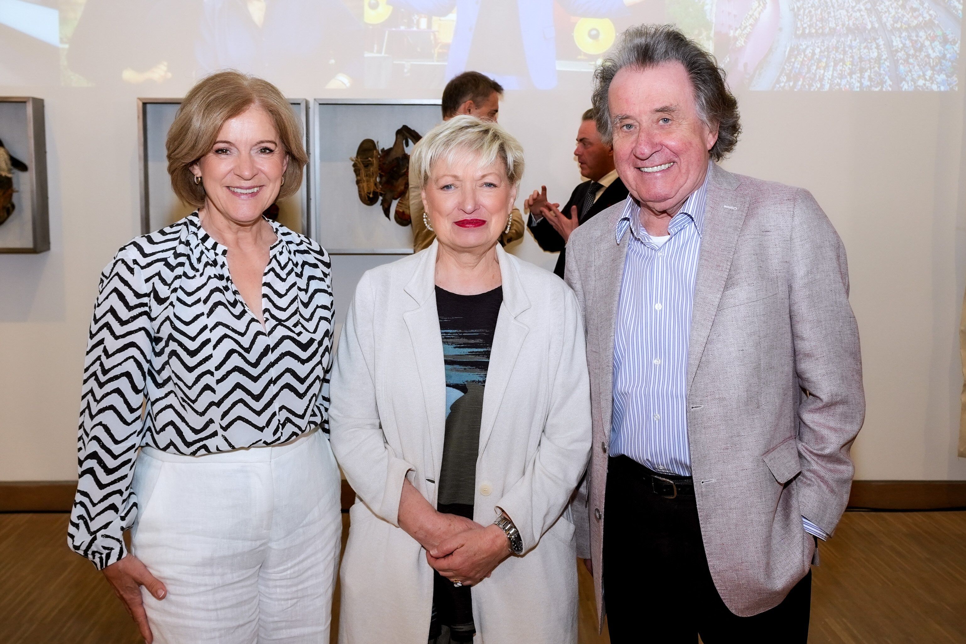 Karin Bergmann (M.), die neue Leiterin der Salzburger Festspiele, freut sich darauf, dass der ORF die Highlights des Festivals im TV überträgt. Bei der Kultursommer-Präsentation traf sie auf ORF-Generaldirektorin Ingrid Thurnher (l.) und Grafenegg-Intendant Rudolf Buchbinder (r.).