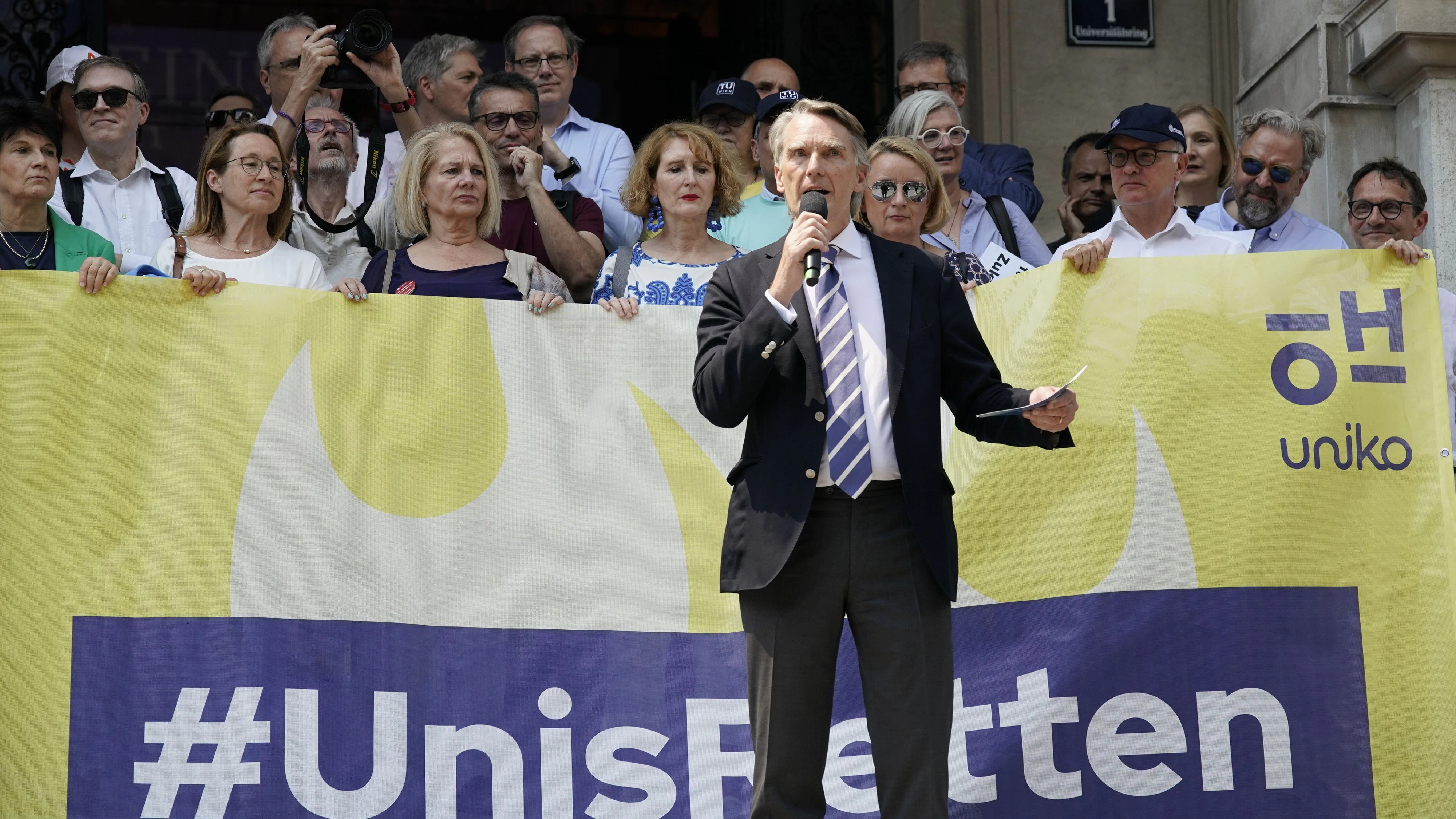 Rektor der Universität Wien Sebastian Schütze bei der Großdemo in Wien am Mittwoch (27. Mai 2026).