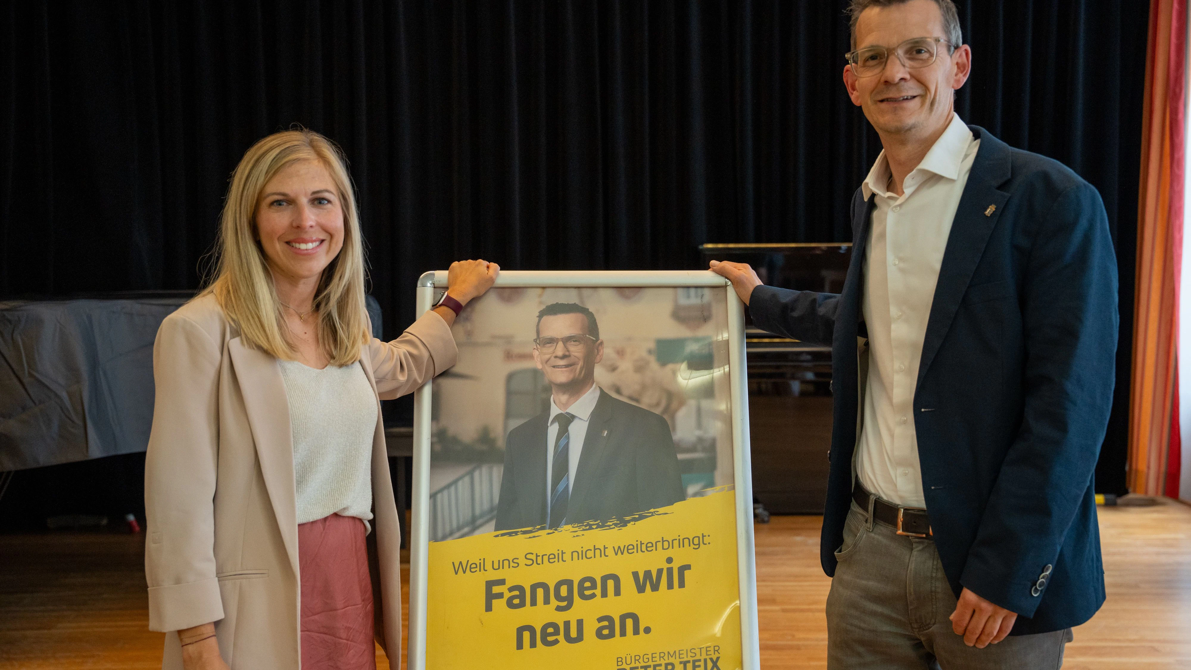 Bürgermeister Teix und Tomrle bei der Pressekonferenz