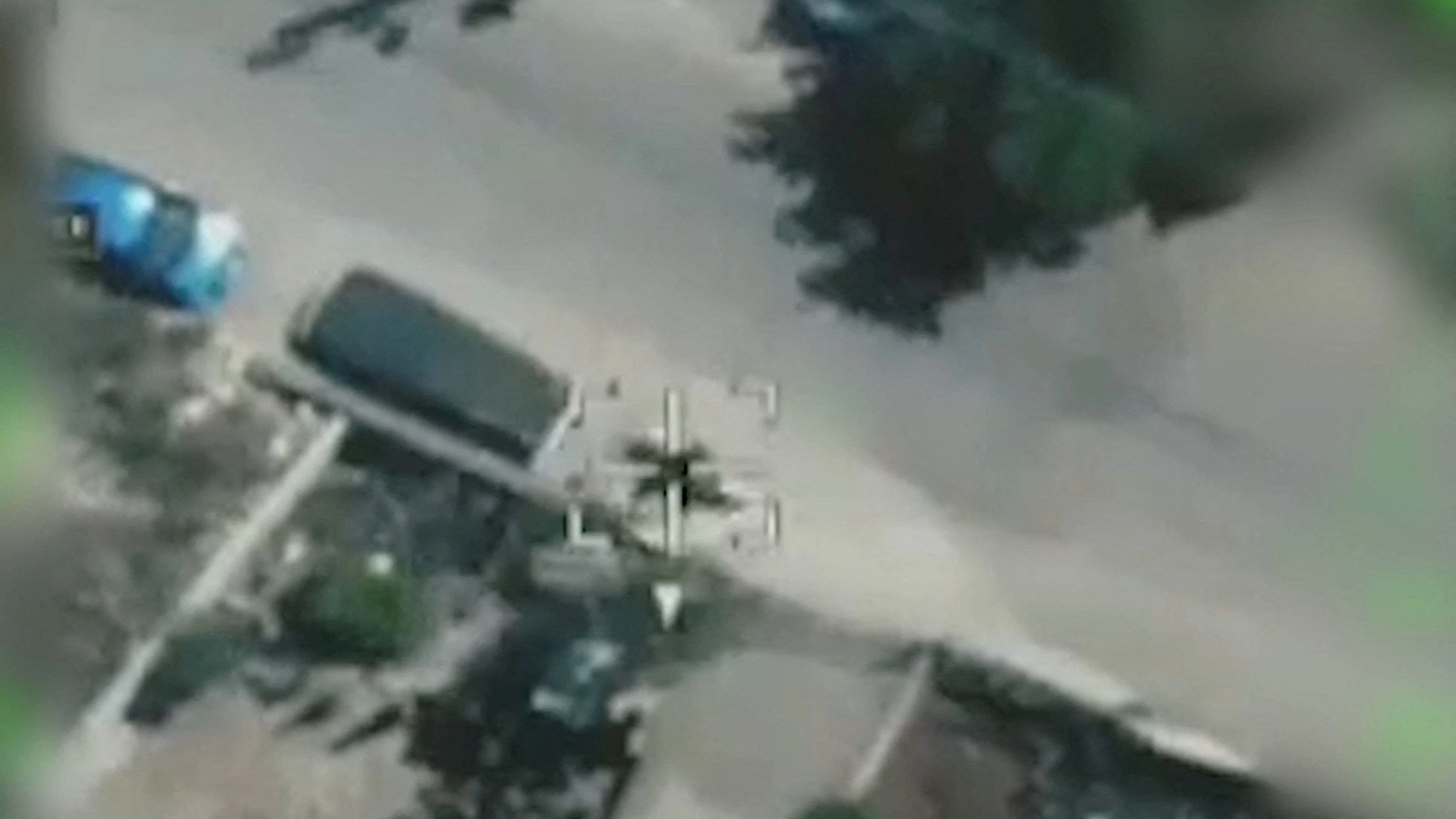 Ein Screenshot aus einem vom israelischen Militär veröffentlichten Video, der angeblich ein Hisbollah-Ziel im Südlibanon kurz vor dem Treffer durch einen israelischen Luftangriff zeigt.