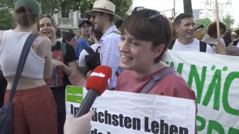 Sigi Maurer auf der Demo gegen Uni-Kürzungen. 