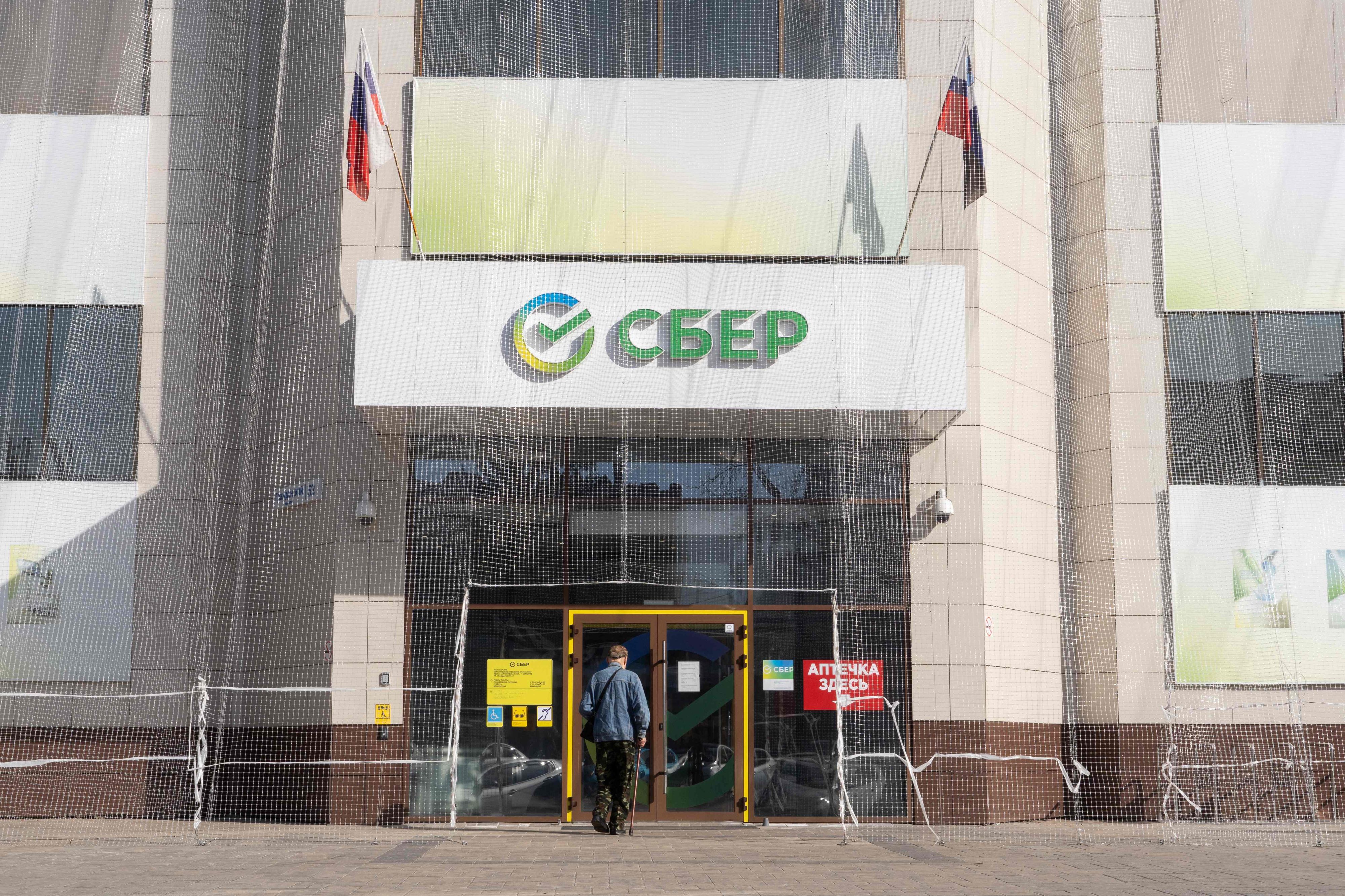 Ein Drohnenschutznetz bedeckt den Eingang einer Sberbank in Russland.