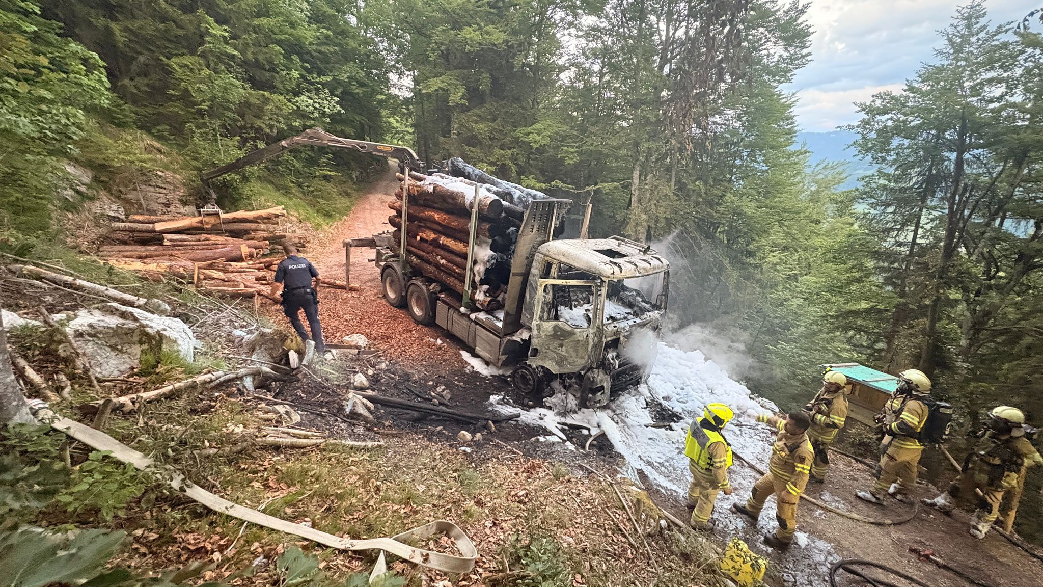 Bei Holzarbeiten in Tirol ist am Mittwoch ein Lkw plötzlich in Vollbrand geraten. Der Fahrer blieb unverletzt.
