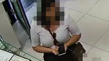 In dem Simmeringer Juwelier-Geschäft riss die Frau erneut Schmuck an sich.