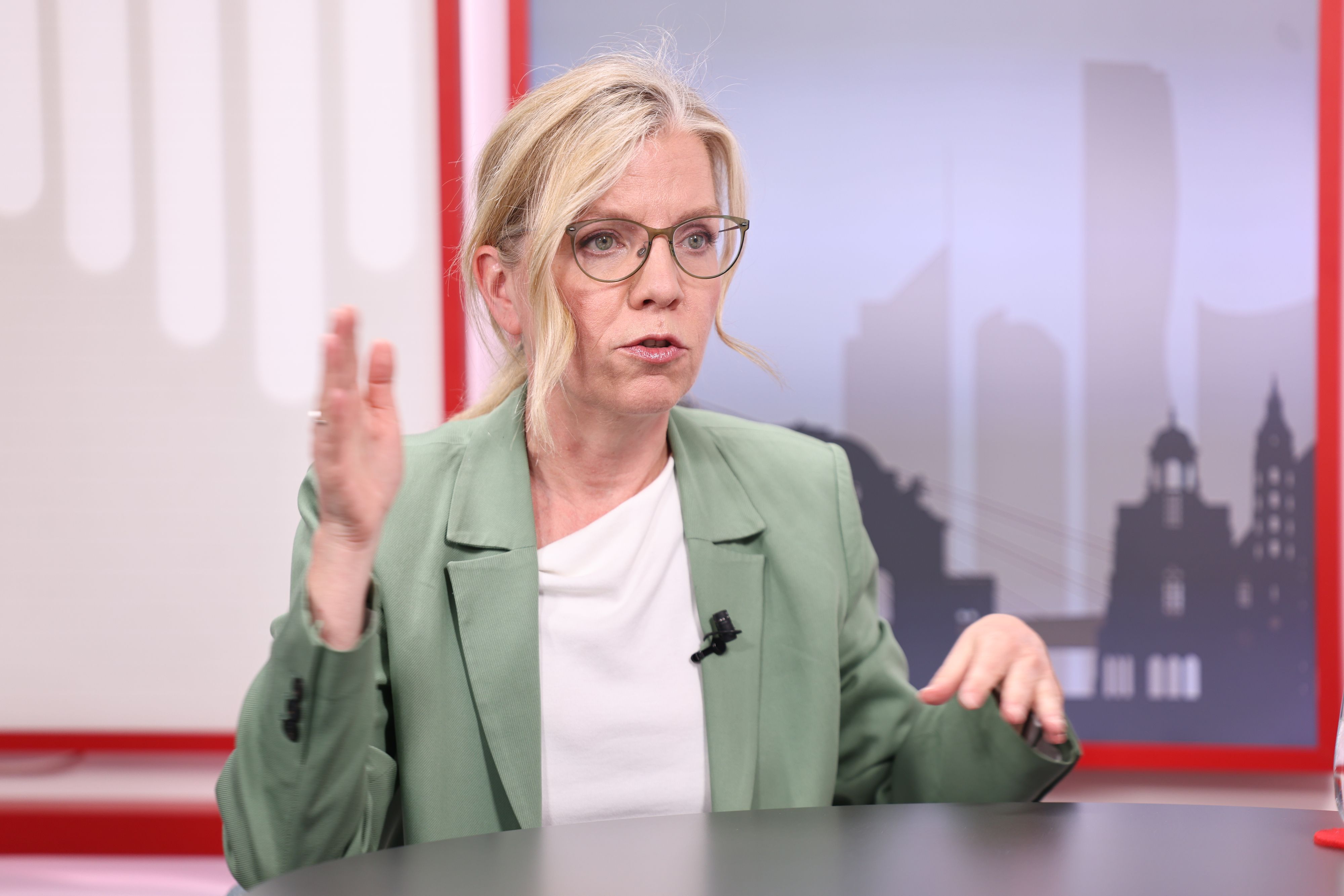 Für Grünen-Chefin Leonore Gewessler ist die Regierung in vielen Bereichen säumig – hinkt besonders bei der Energiewende hinterher.