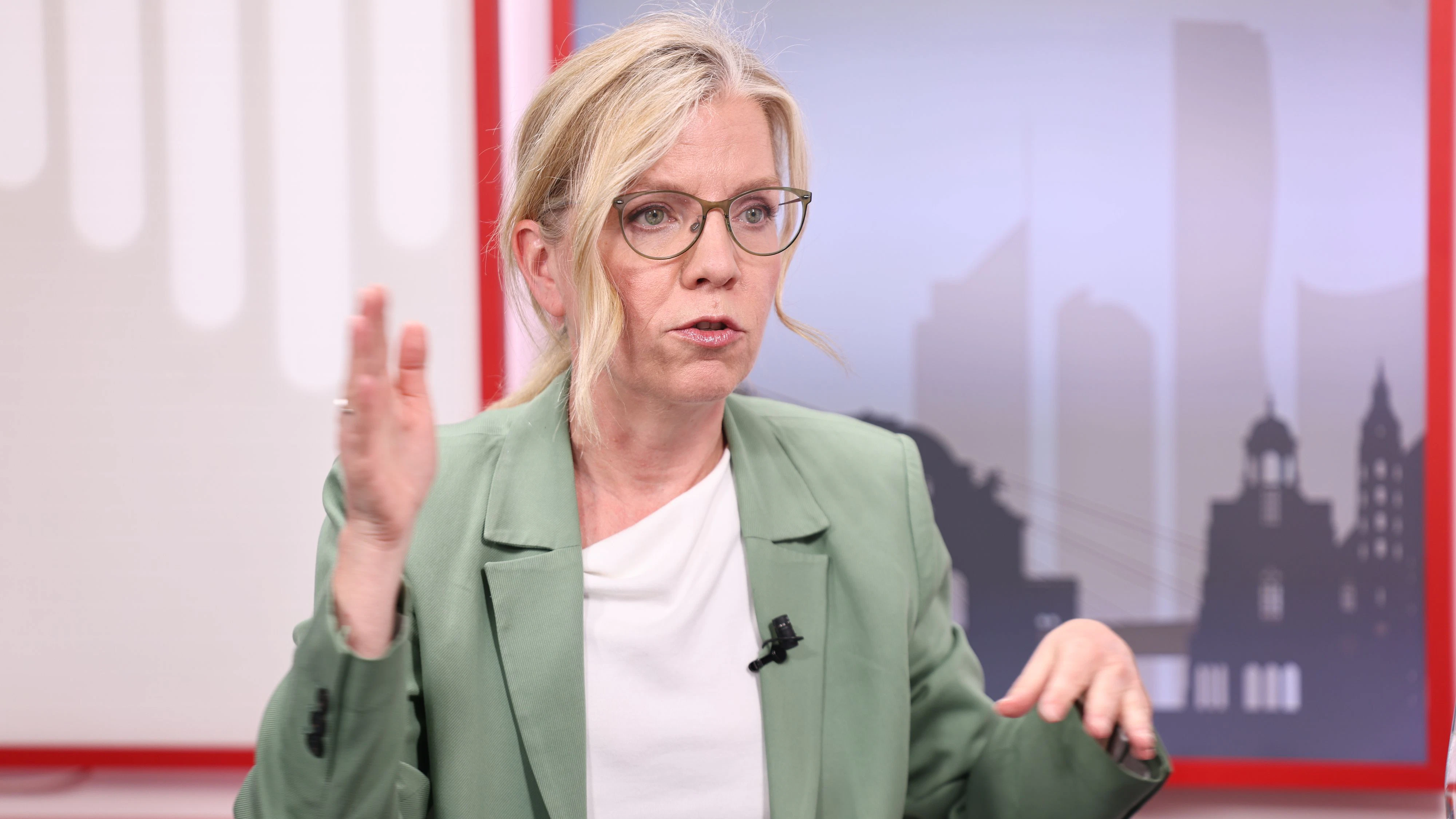 Für Grünen-Chefin Leonore Gewessler ist die Regierung in vielen Bereichen säumig – hinkt besonders bei der Energiewende hinterher.