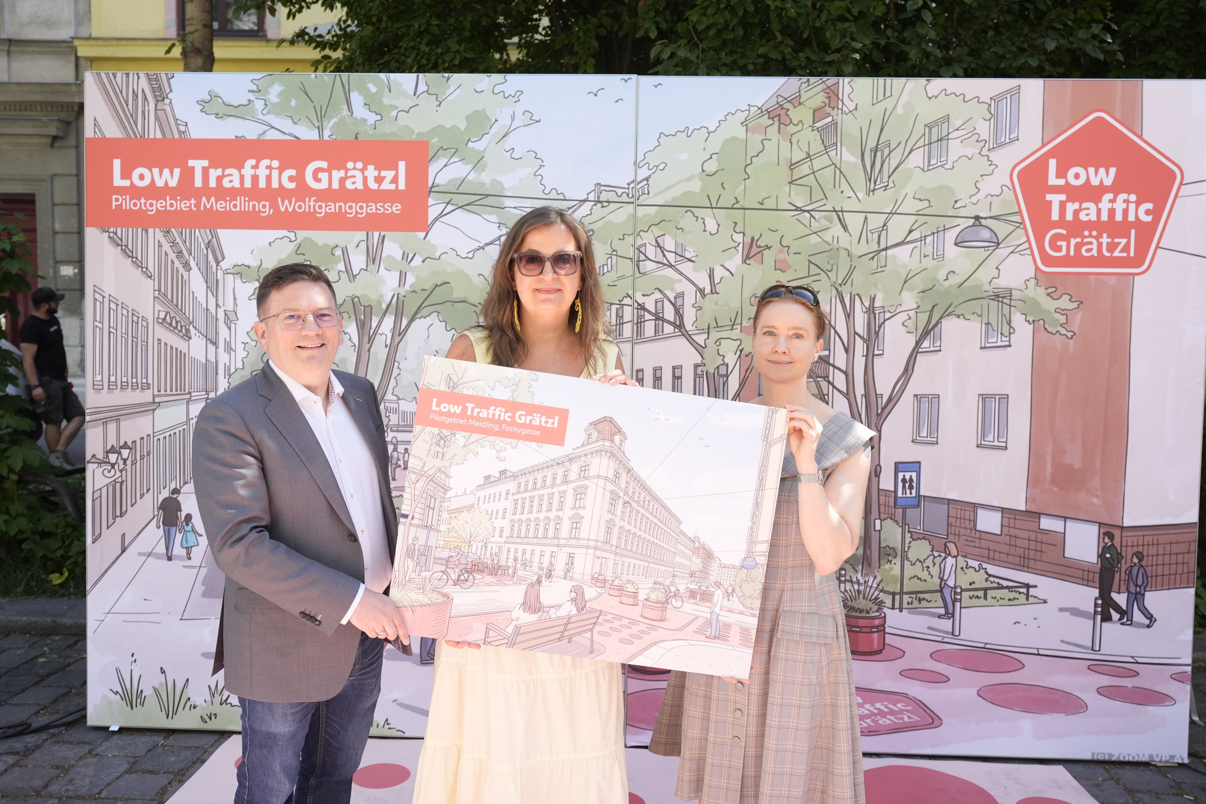 Bezirksvorsteher von Meidling, Wilfried Zankl, Planungsstadträtin Ulli Sima und NEOS Wien Mobilitätssprecherin Angelika Pipal-Leixner (v.l.).