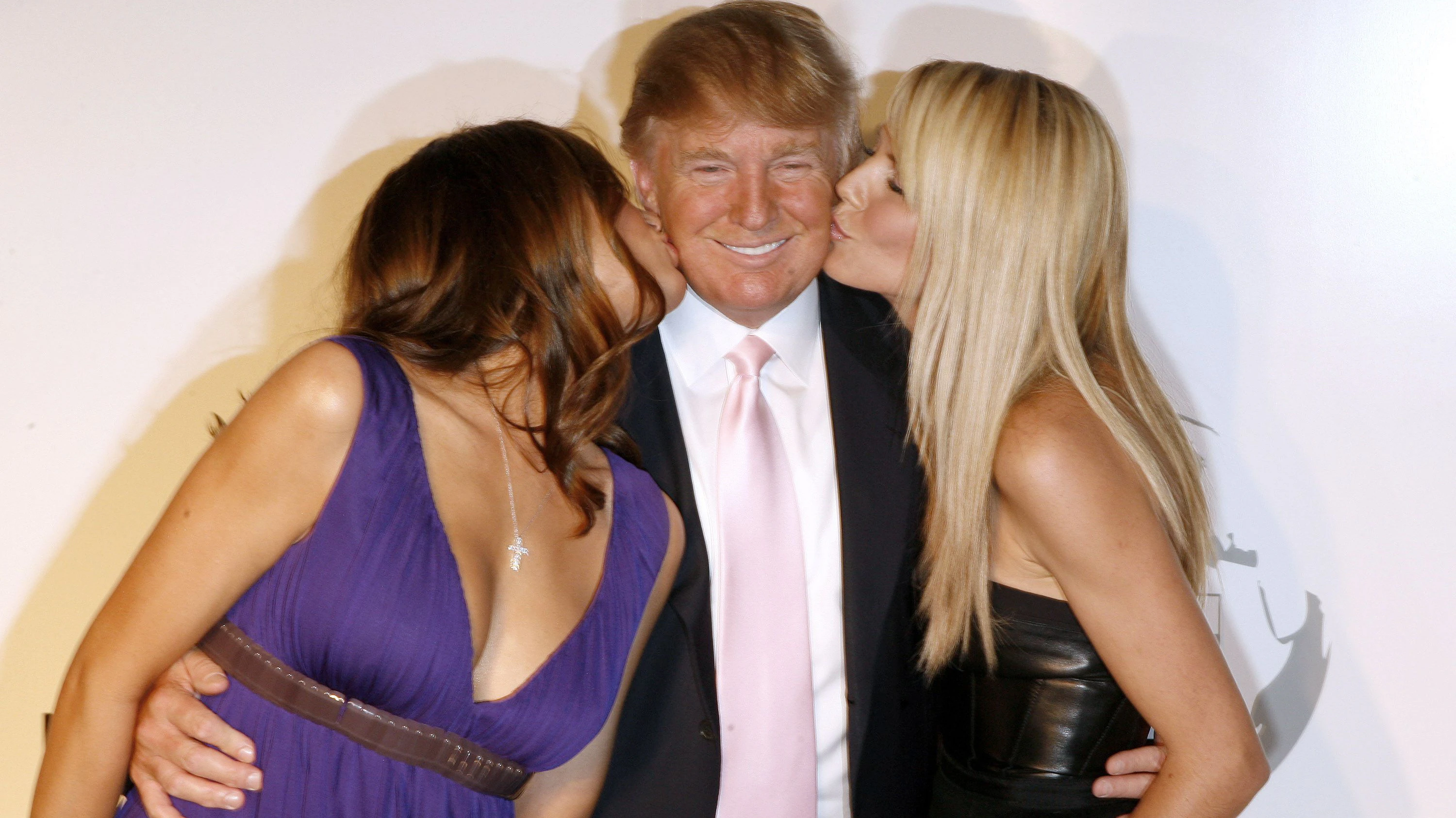 Bei einem Treffen im Jahr 2008 gab es für den heutigen US-Präsidenten Donald Trump nicht nur ein Küsschen von Gattin Melania, sondern auch von Topmodel Heidi Klum.