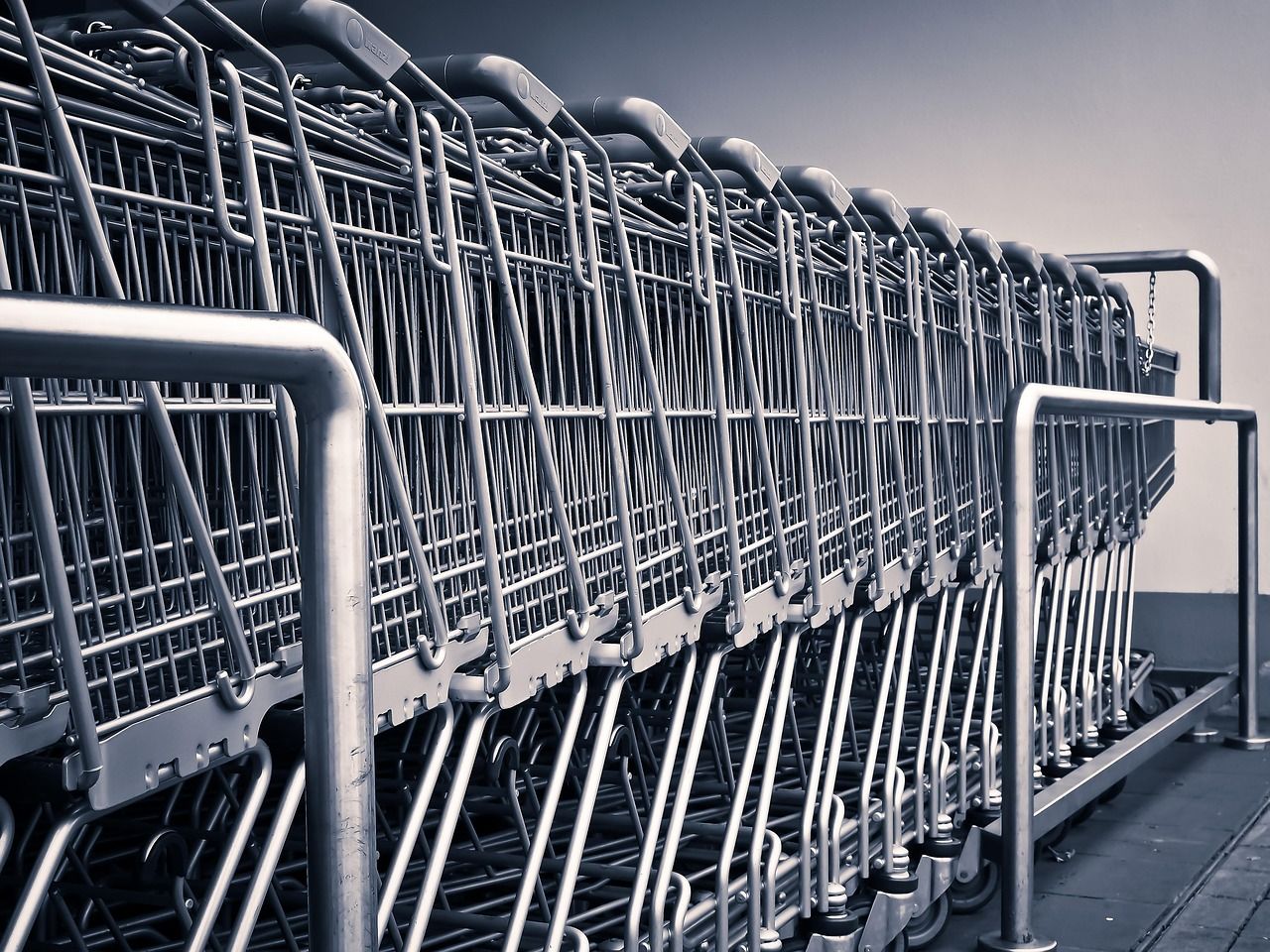 Einkaufswagen im Supermarkt