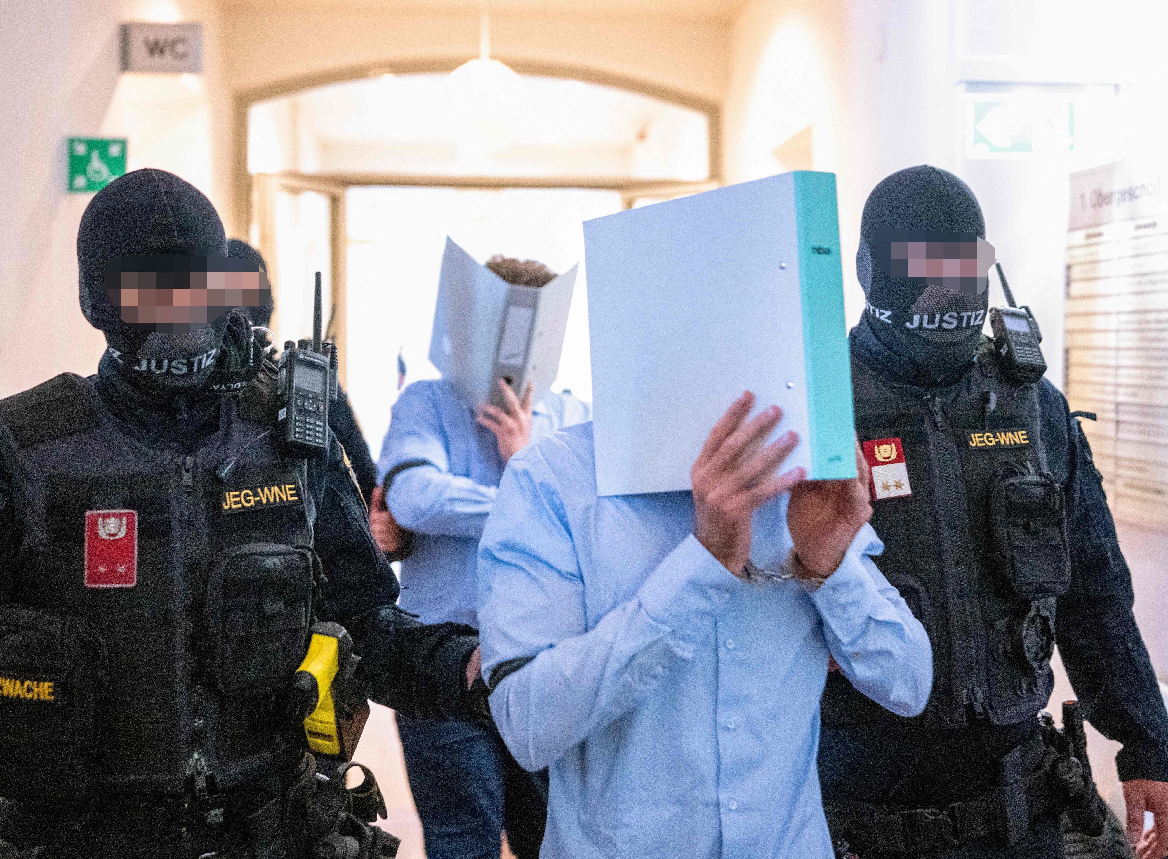 Beran A. (hinten) und mutmaßlicher Komplize Arda K. am Donnerstag, 28. Mai, 2026 am Weg in den Gerichtssaal.