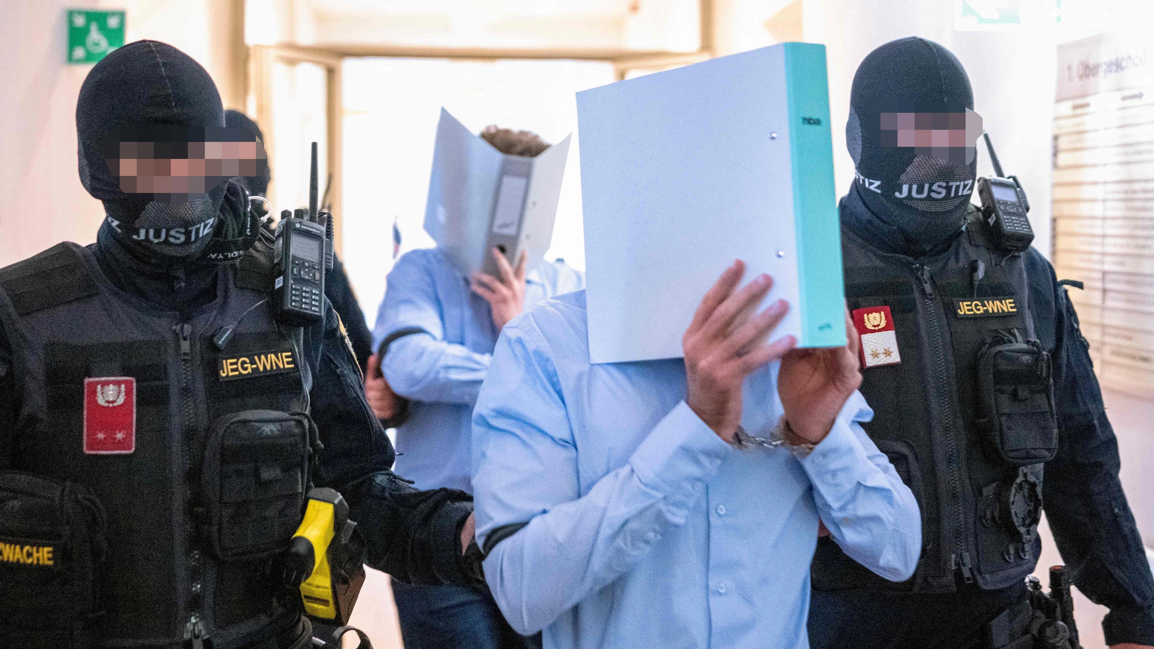 Beran A. (hinten) und mutmaßlicher Komplize am Donnerstag, 28. Mai, 2026 am Weg in den Gerichtssaal.