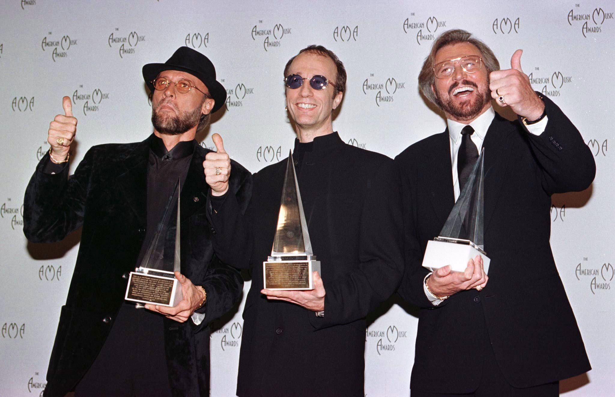 Die Bee Gees, (L-R) Maurice, Robin and Barry Gibb, bei den American Music Awards 1997.