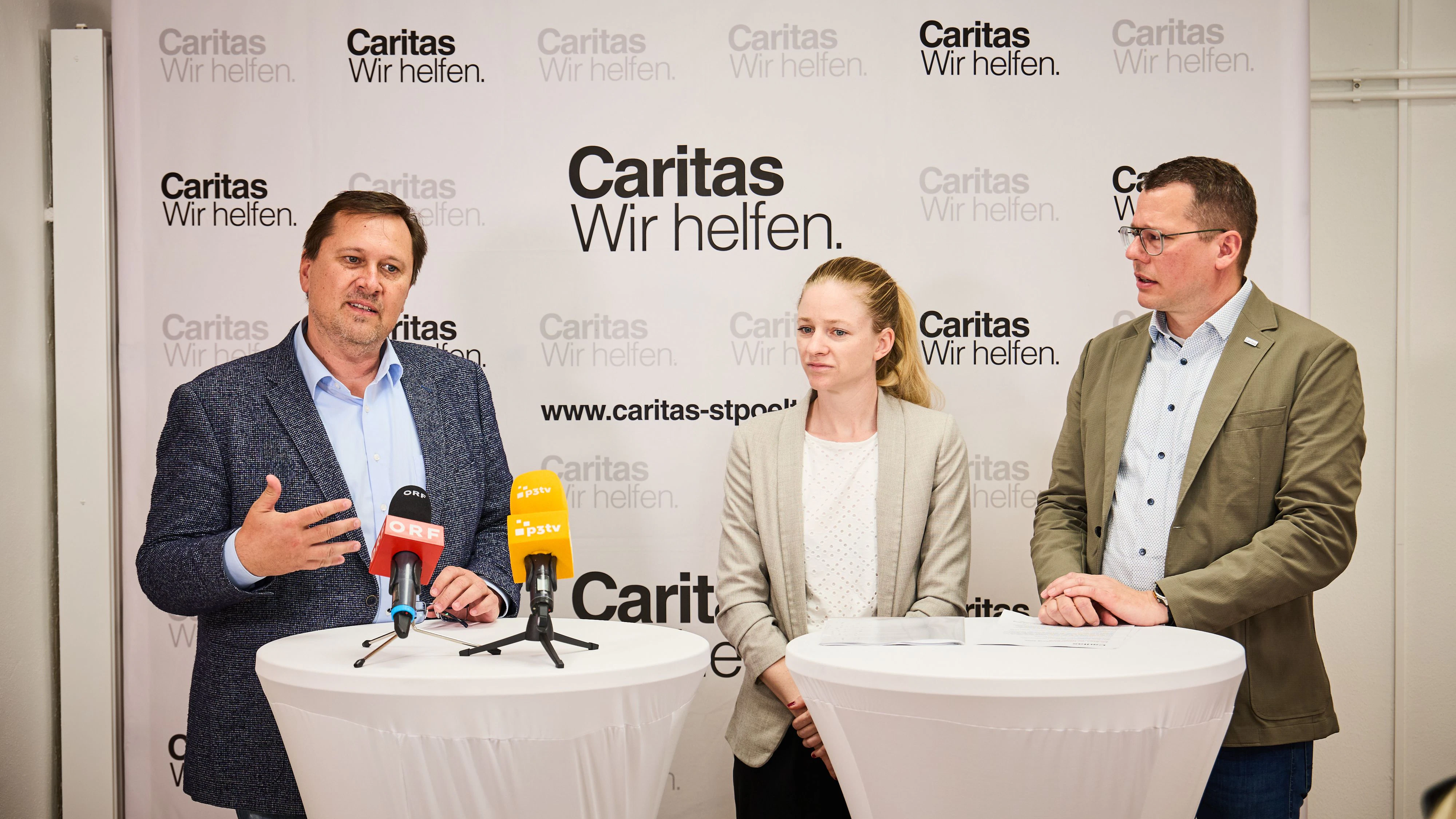  Die Caritas startet die 76. Haussammlung (v.l.n.r.): Hannes Ziselsberger, Direktor von der Caritas der Diözese St. Pölten, Tamara Majnek, Armutsexpertin und Fachbereichsleiterin der Caritas Inlandshilfe, und Christoph Riedl, Generalsekretär für Solidarität, Kommunikation & Soziales bei der Caritas St. Pölten & NÖ-West.