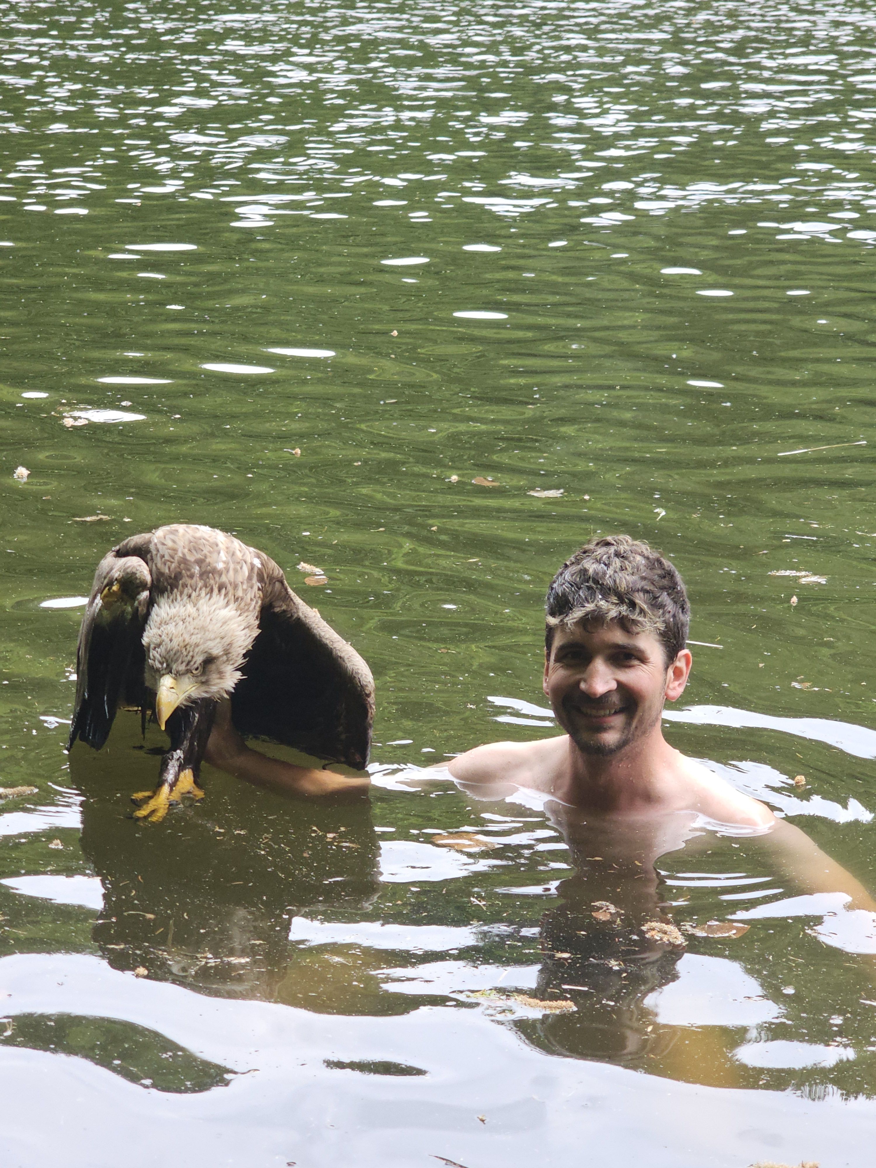 Florian Richter (re.) bei der Rettungsaktion im Wasser.