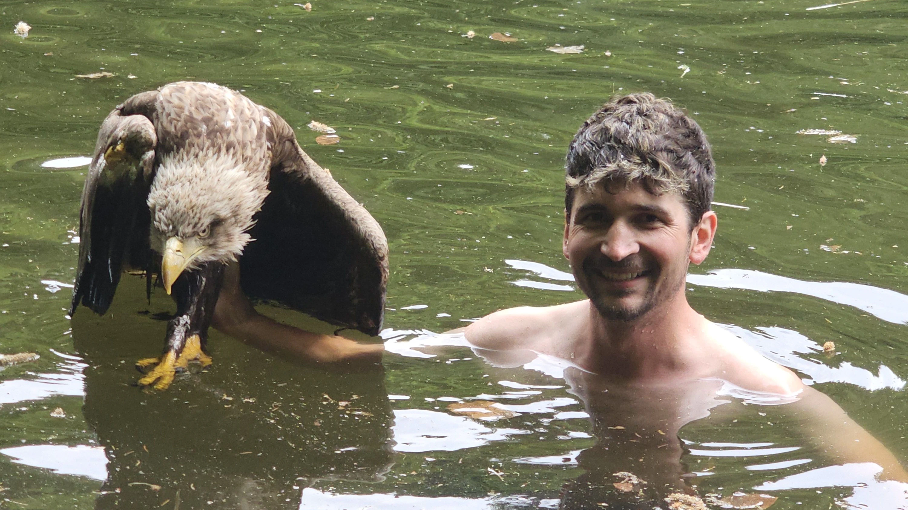 Florian Richter (re.) bei der Rettungsaktion im Wasser.